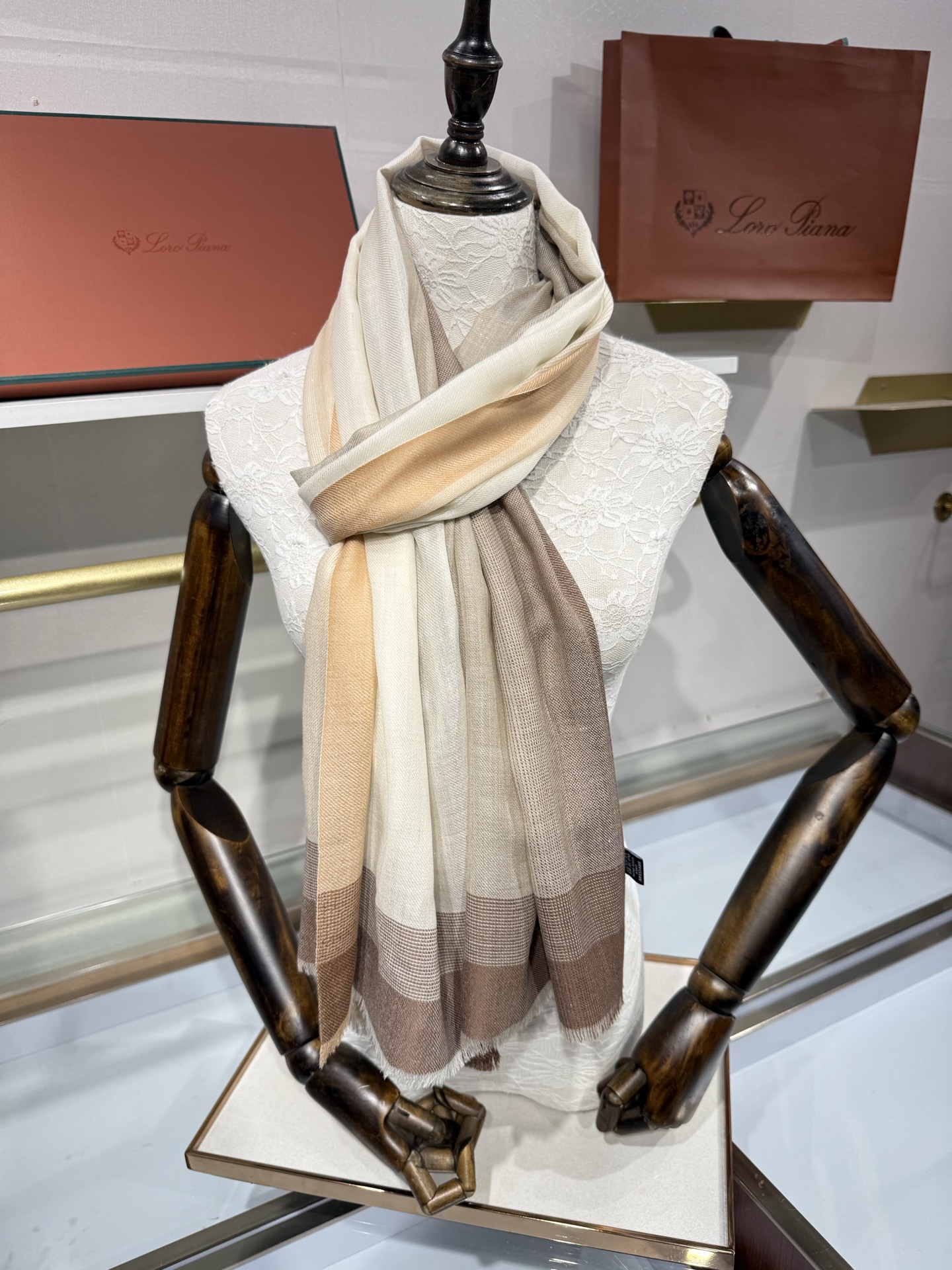 💟Loro Piana LP最新独家供应十年二十年都不过时！也只有LP羊绒围巾能把这么看似简单外观的围巾