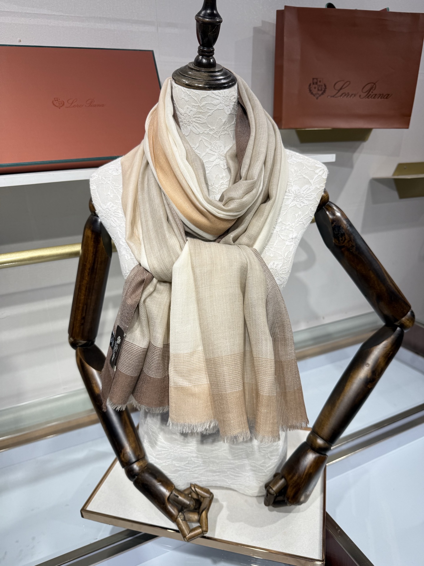 💟Loro Piana LP最新独家供应十年二十年都不过时！也只有LP羊绒围巾能把这么看似简单外观的围巾