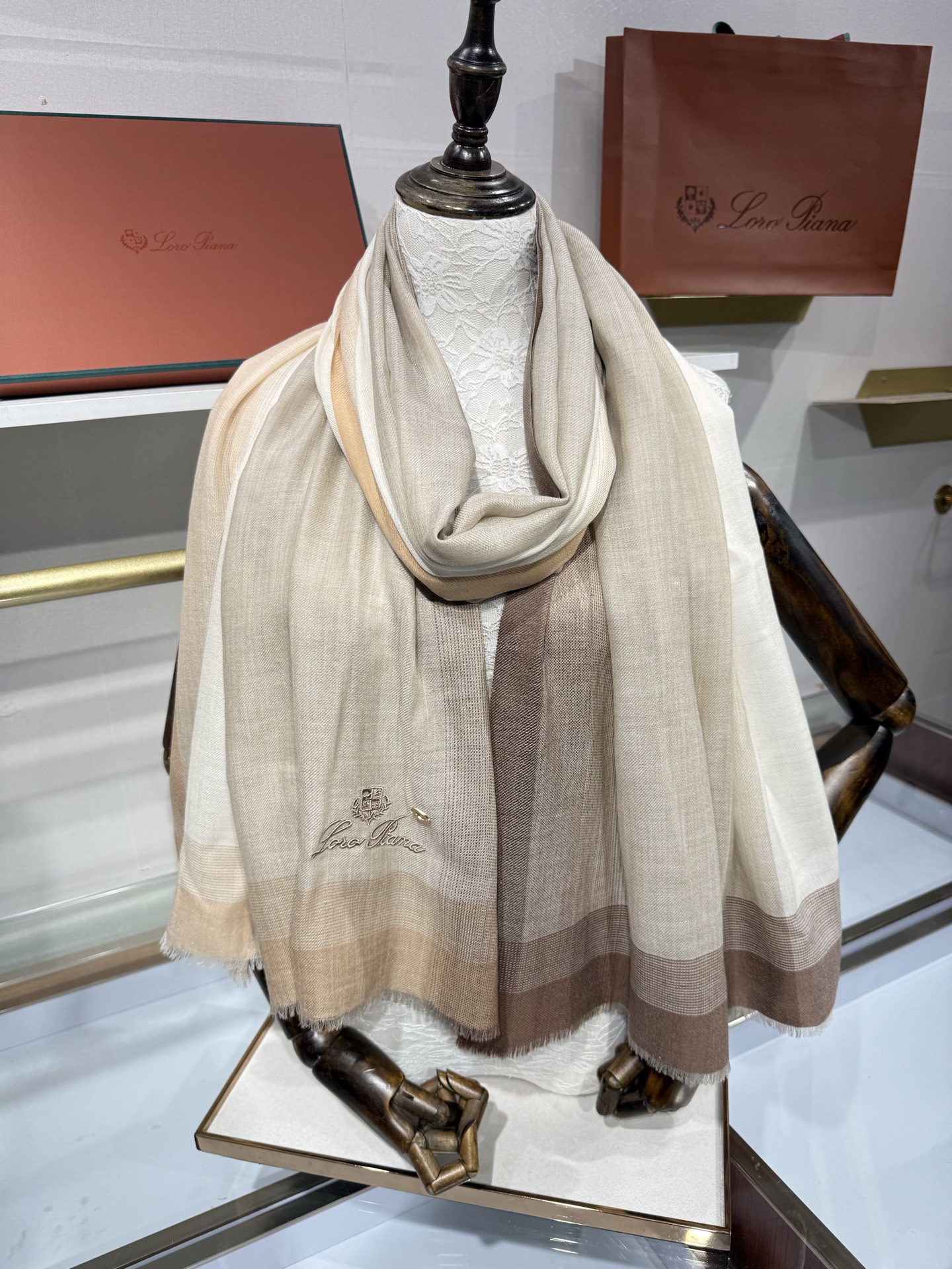 💟Loro Piana LP最新独家供应十年二十年都不过时！也只有LP羊绒围巾能把这么看似简单外观的围巾