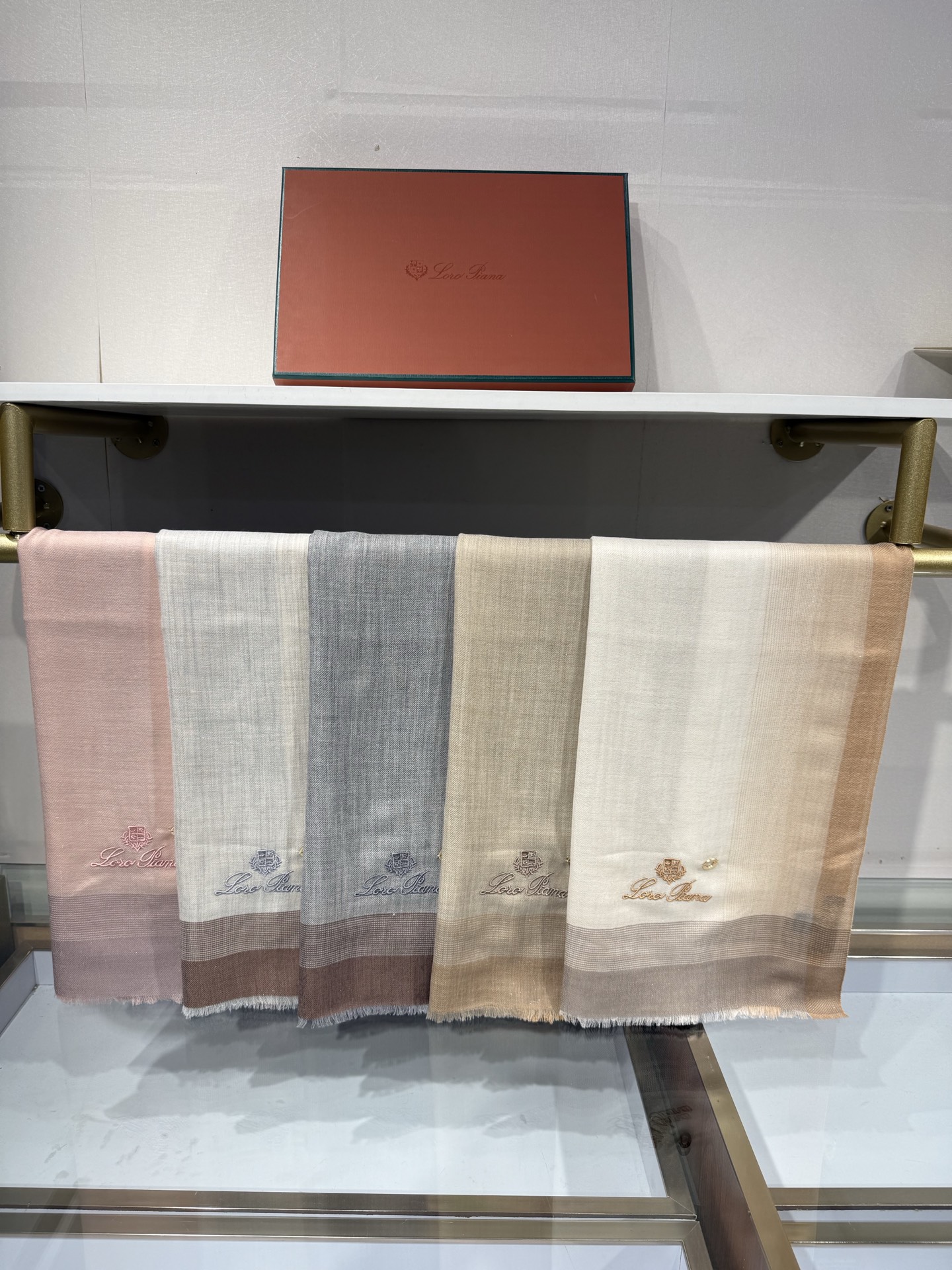 💟Loro Piana LP最新独家供应十年二十年都不过时！也只有LP羊绒围巾能把这么看似简单外观的围巾