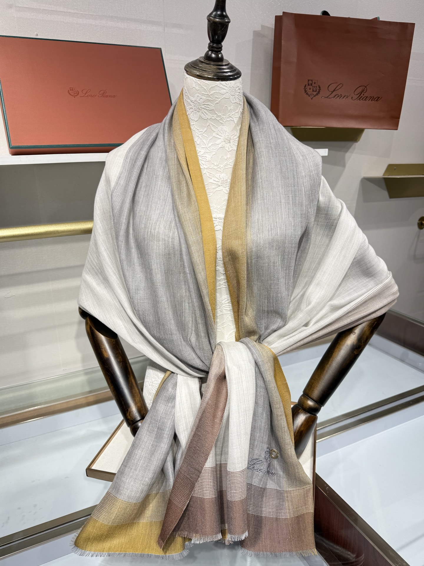 💟Loro Piana LP最新独家供应十年二十年都不过时！也只有LP羊绒围巾能把这么看似简单外观的围巾