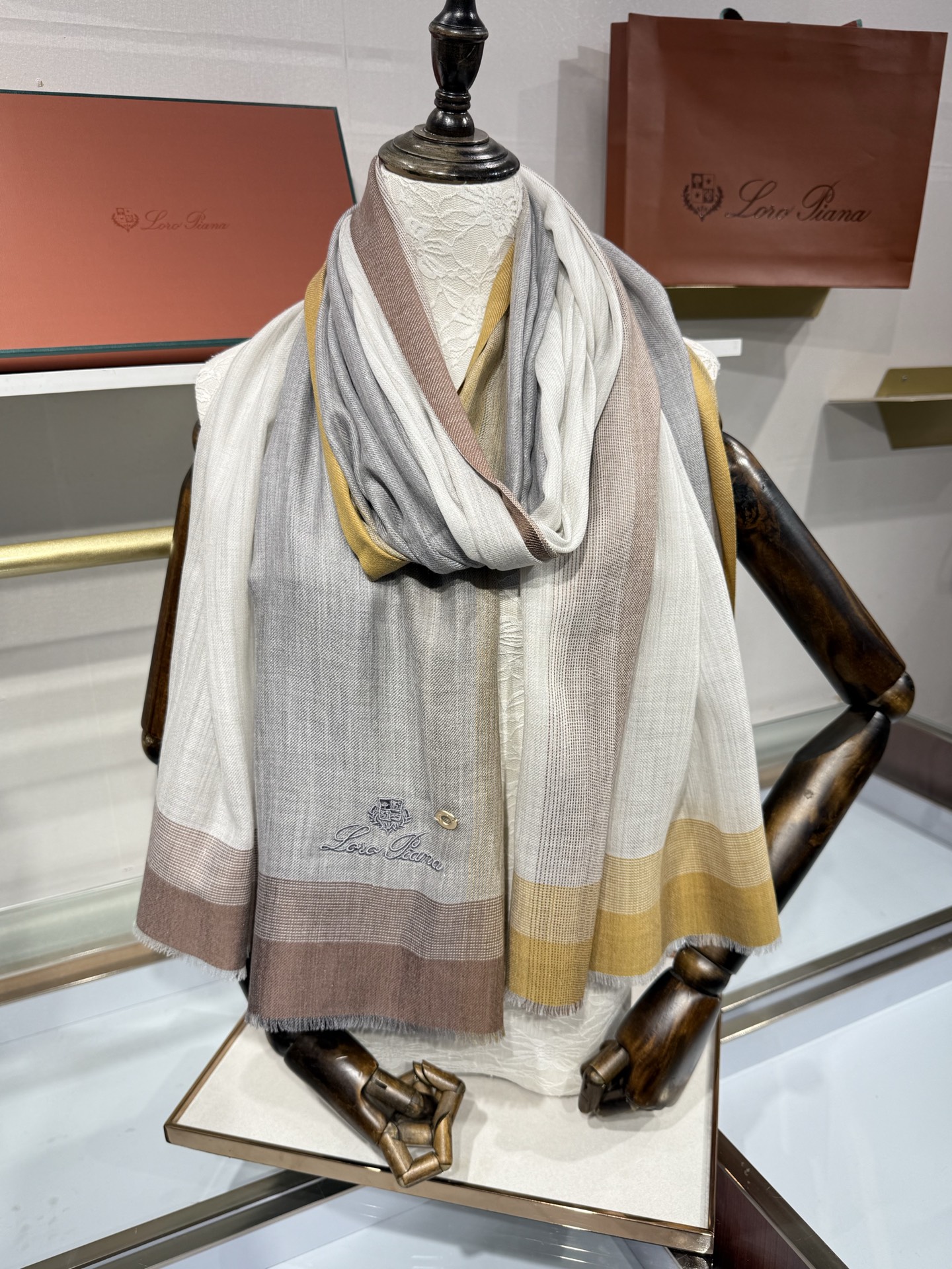 💟Loro Piana LP最新独家供应十年二十年都不过时！也只有LP羊绒围巾能把这么看似简单外观的围巾
