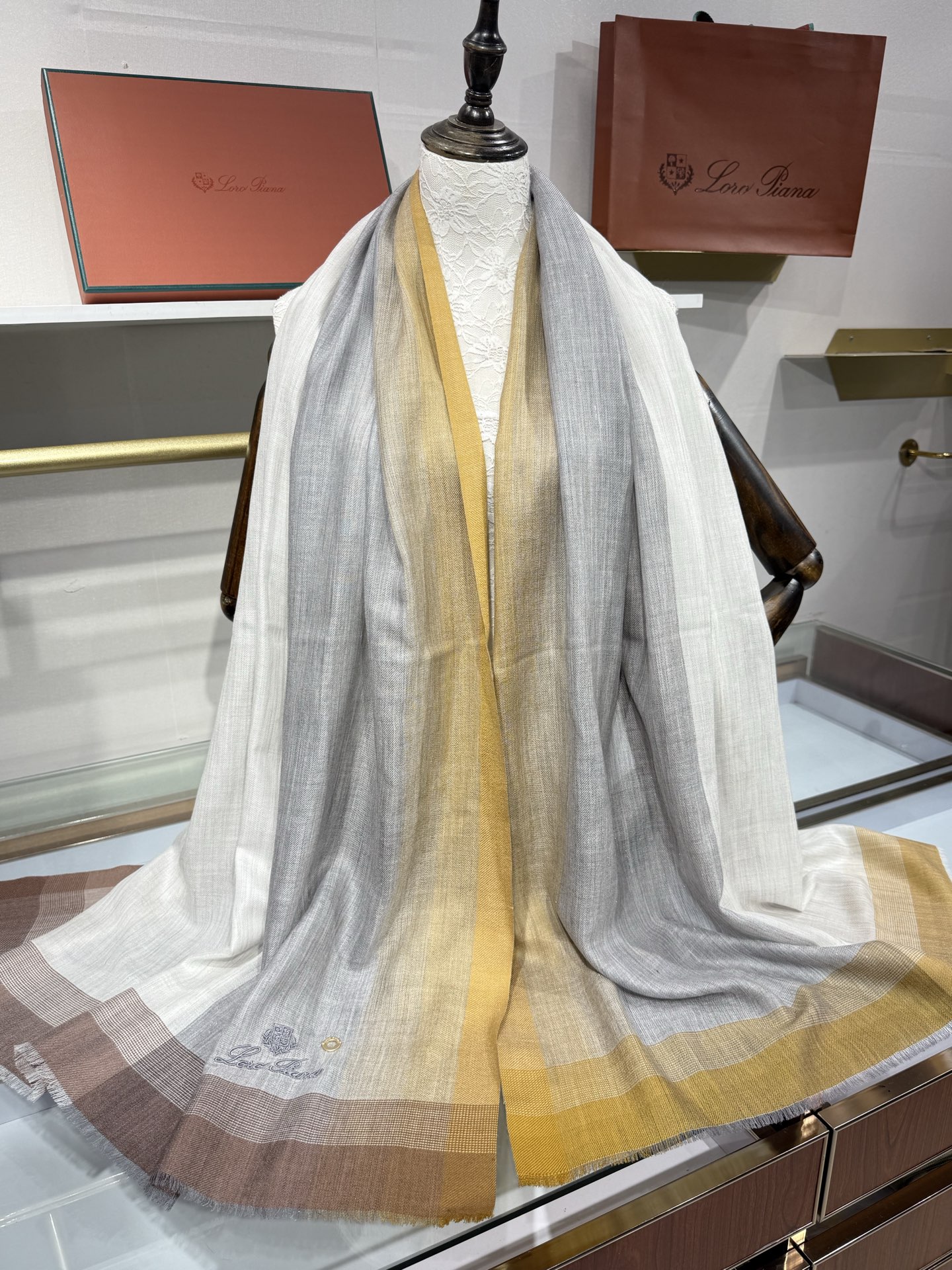 💟Loro Piana LP最新独家供应十年二十年都不过时！也只有LP羊绒围巾能把这么看似简单外观的围巾