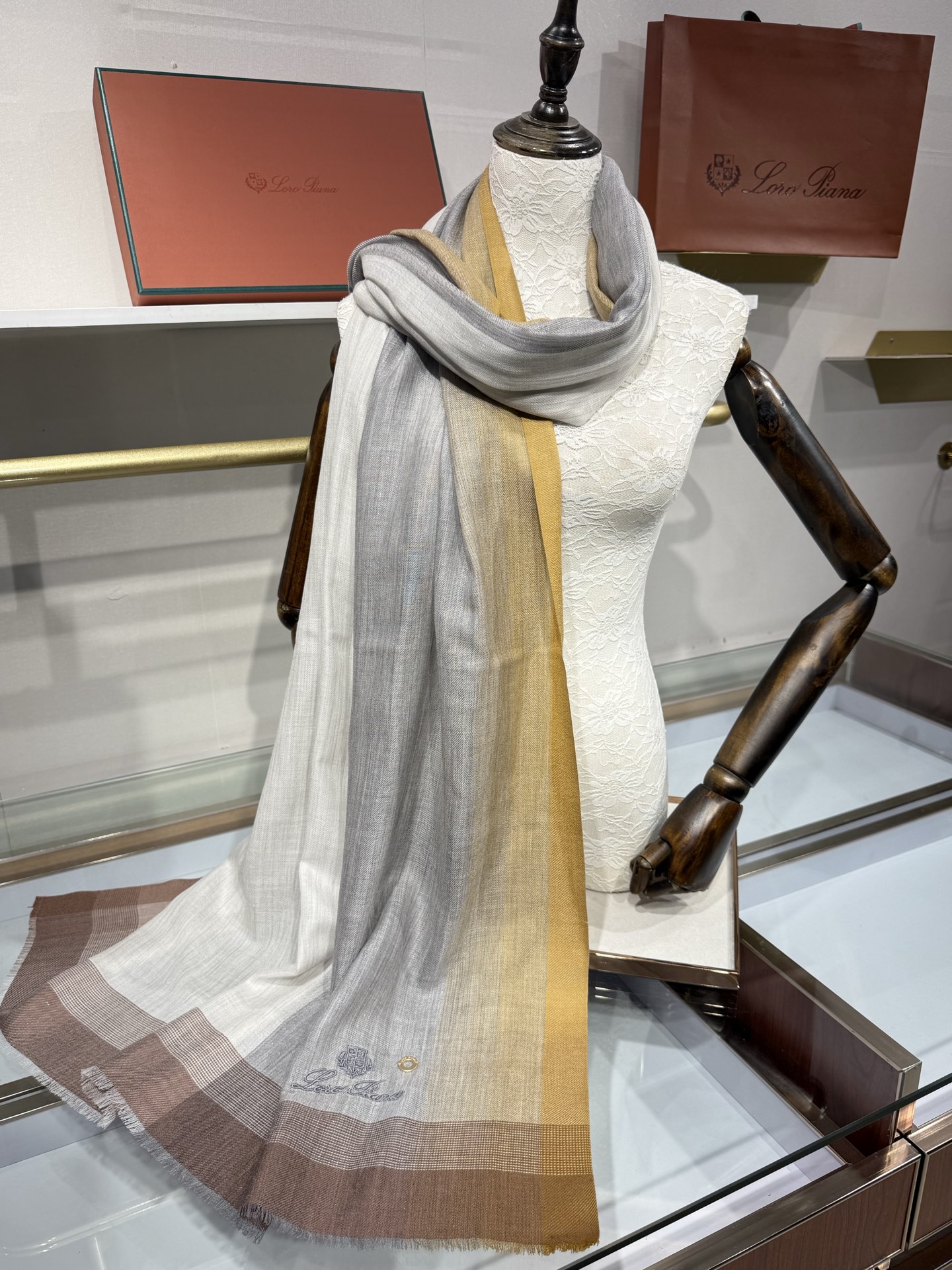 💟Loro Piana LP最新独家供应十年二十年都不过时！也只有LP羊绒围巾能把这么看似简单外观的围巾