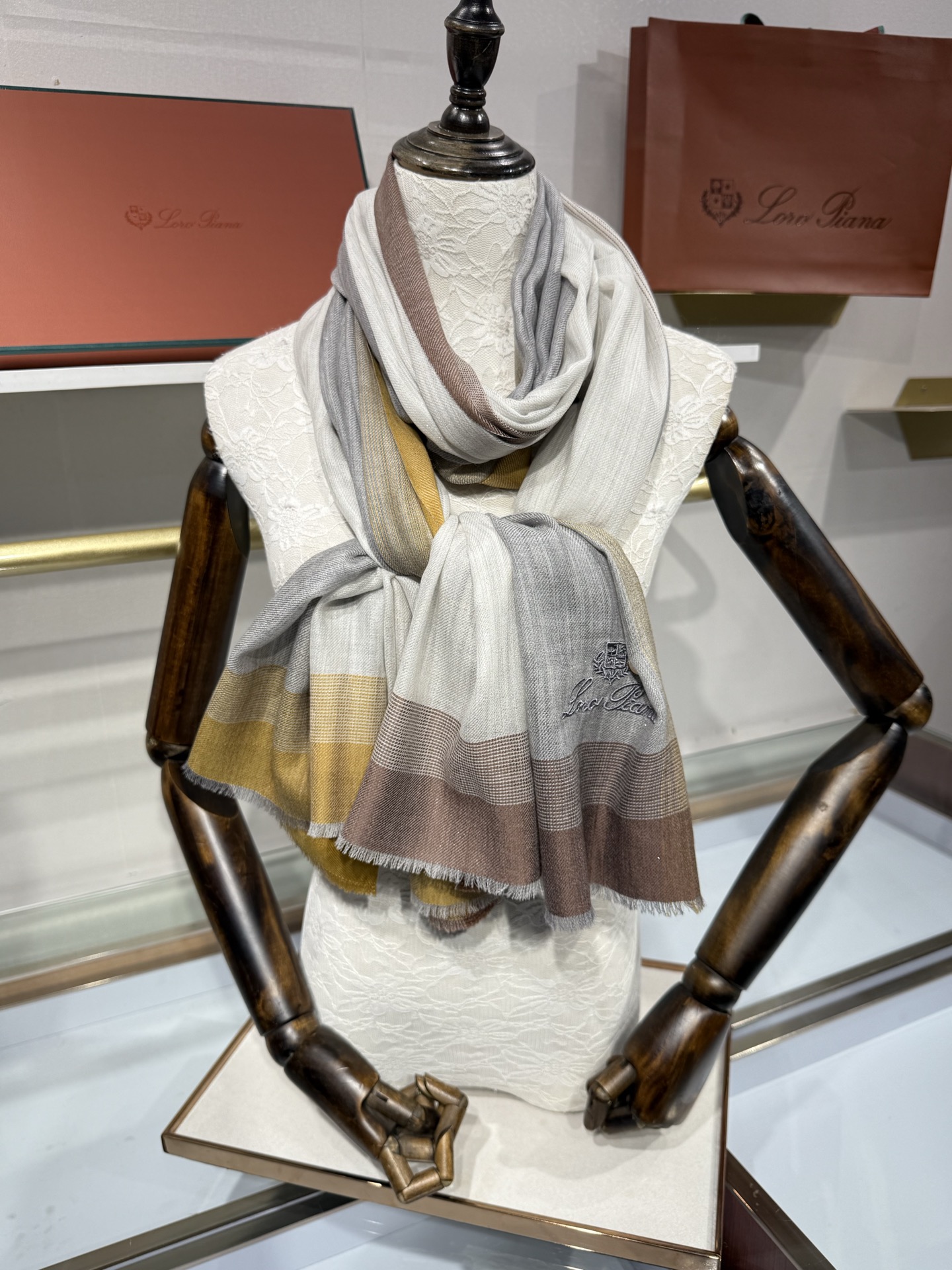 💟Loro Piana LP最新独家供应十年二十年都不过时！也只有LP羊绒围巾能把这么看似简单外观的围巾