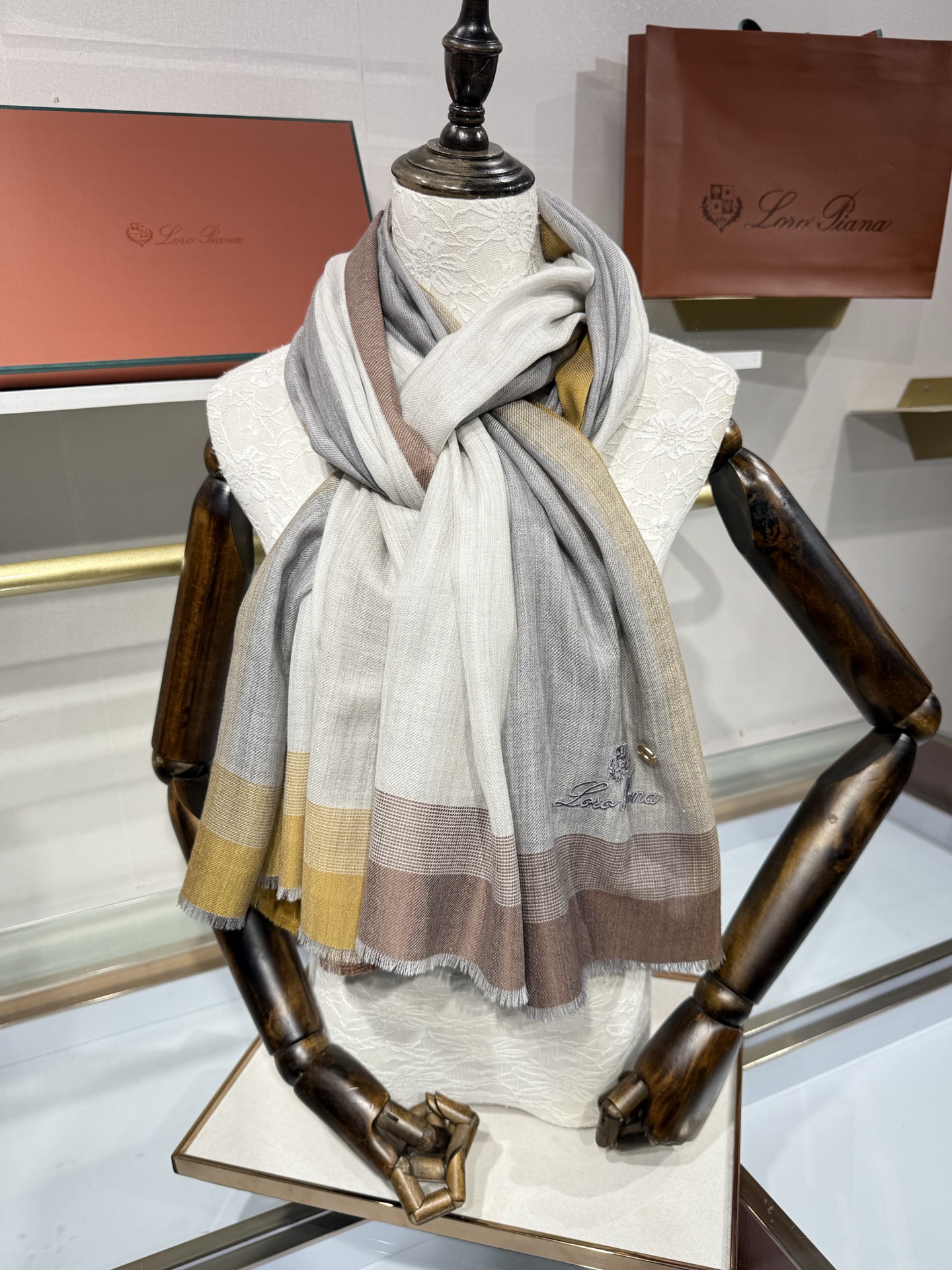 💟Loro Piana LP最新独家供应十年二十年都不过时！也只有LP羊绒围巾能把这么看似简单外观的围巾