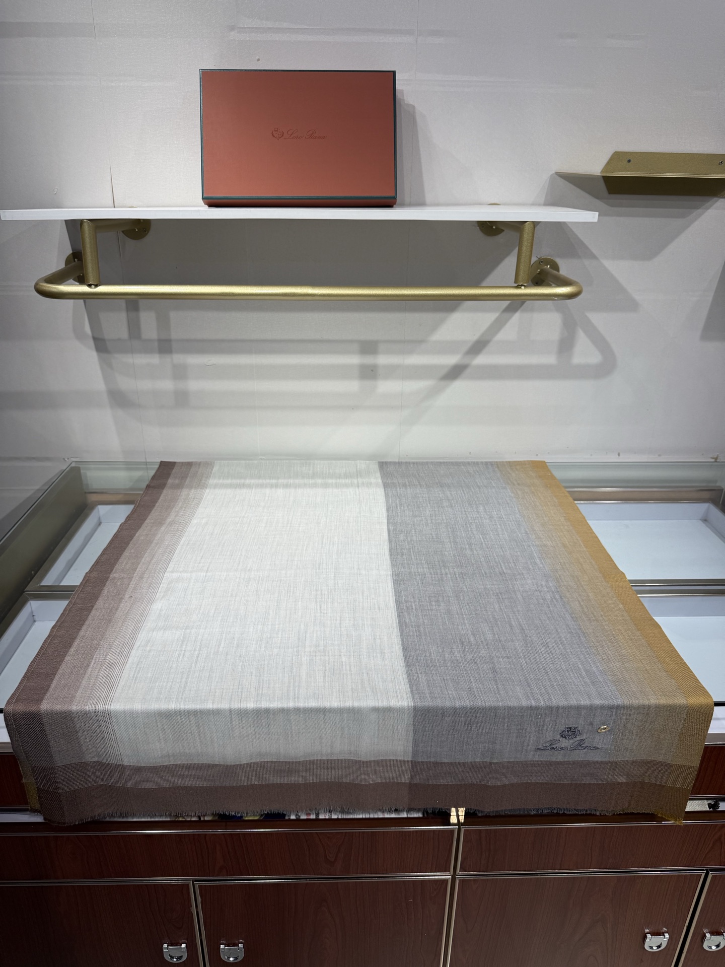 💟Loro Piana LP最新独家供应十年二十年都不过时！也只有LP羊绒围巾能把这么看似简单外观的围巾