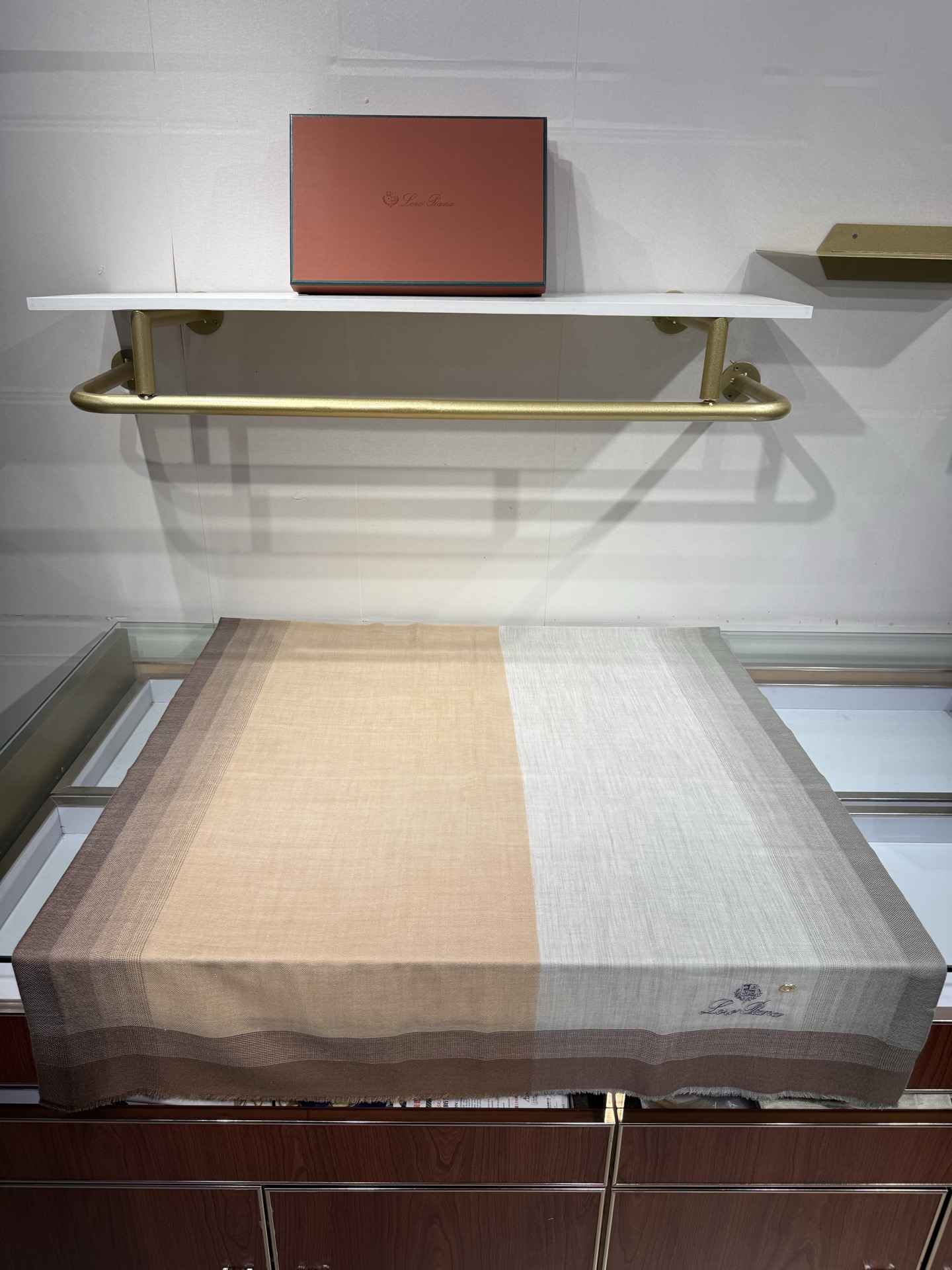 💟Loro Piana LP最新独家供应十年二十年都不过时！也只有LP羊绒围巾能把这么看似简单外观的围巾