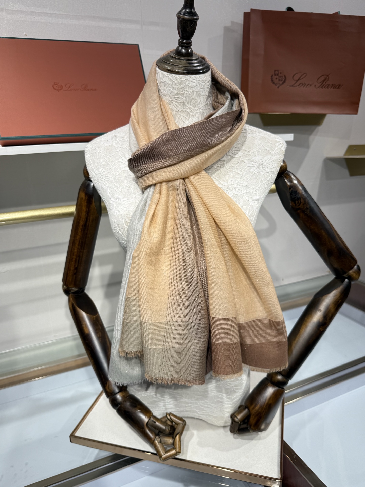 💟Loro Piana LP最新独家供应十年二十年都不过时！也只有LP羊绒围巾能把这么看似简单外观的围巾