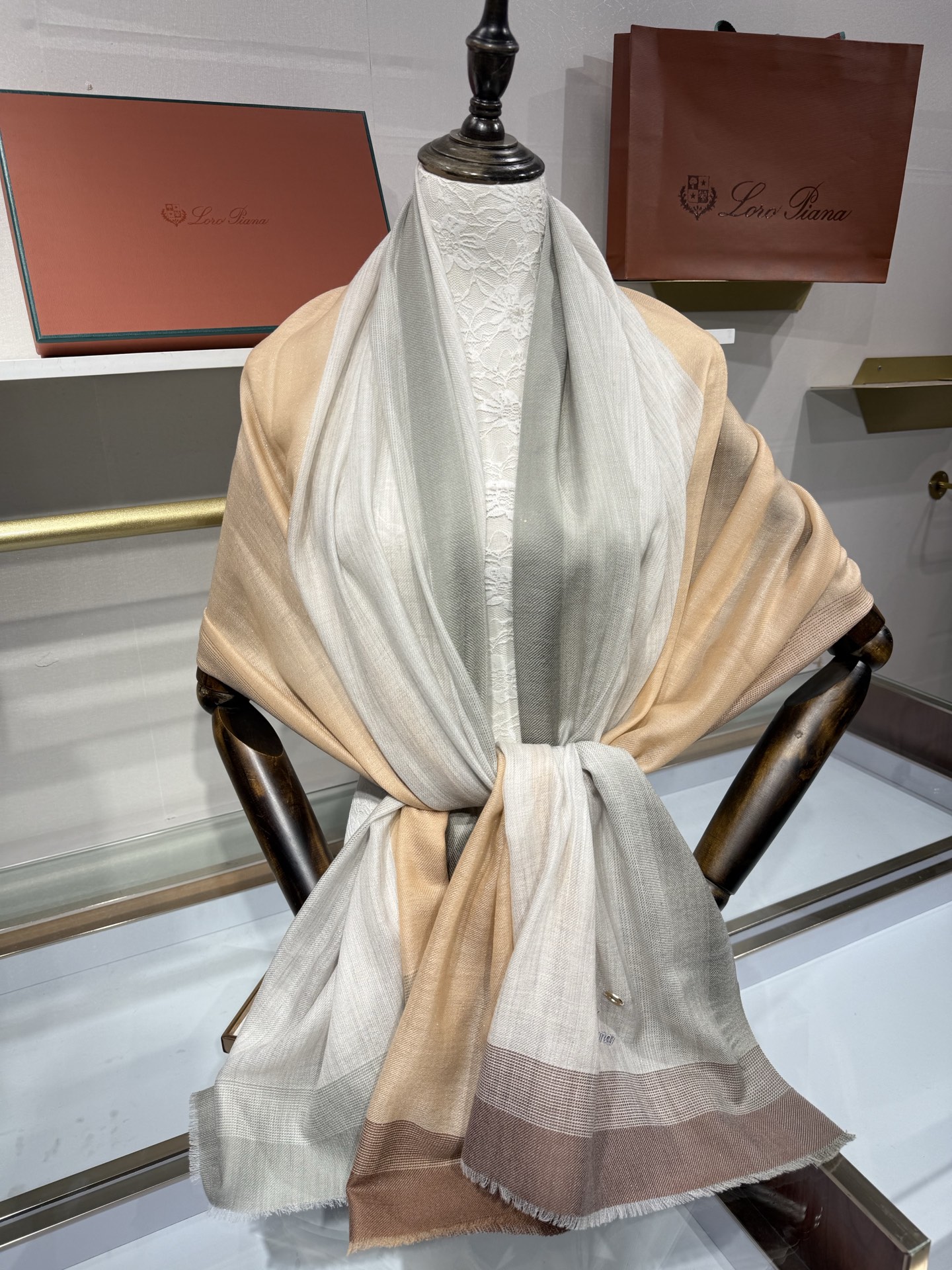 💟Loro Piana LP最新独家供应十年二十年都不过时！也只有LP羊绒围巾能把这么看似简单外观的围巾