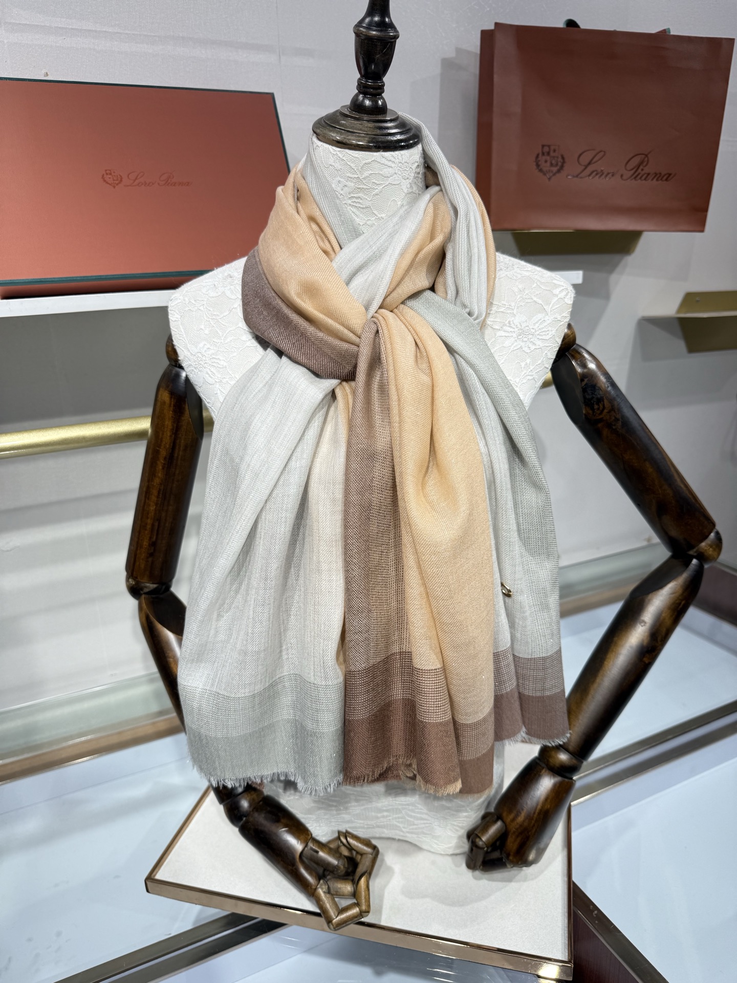 💟Loro Piana LP最新独家供应十年二十年都不过时！也只有LP羊绒围巾能把这么看似简单外观的围巾