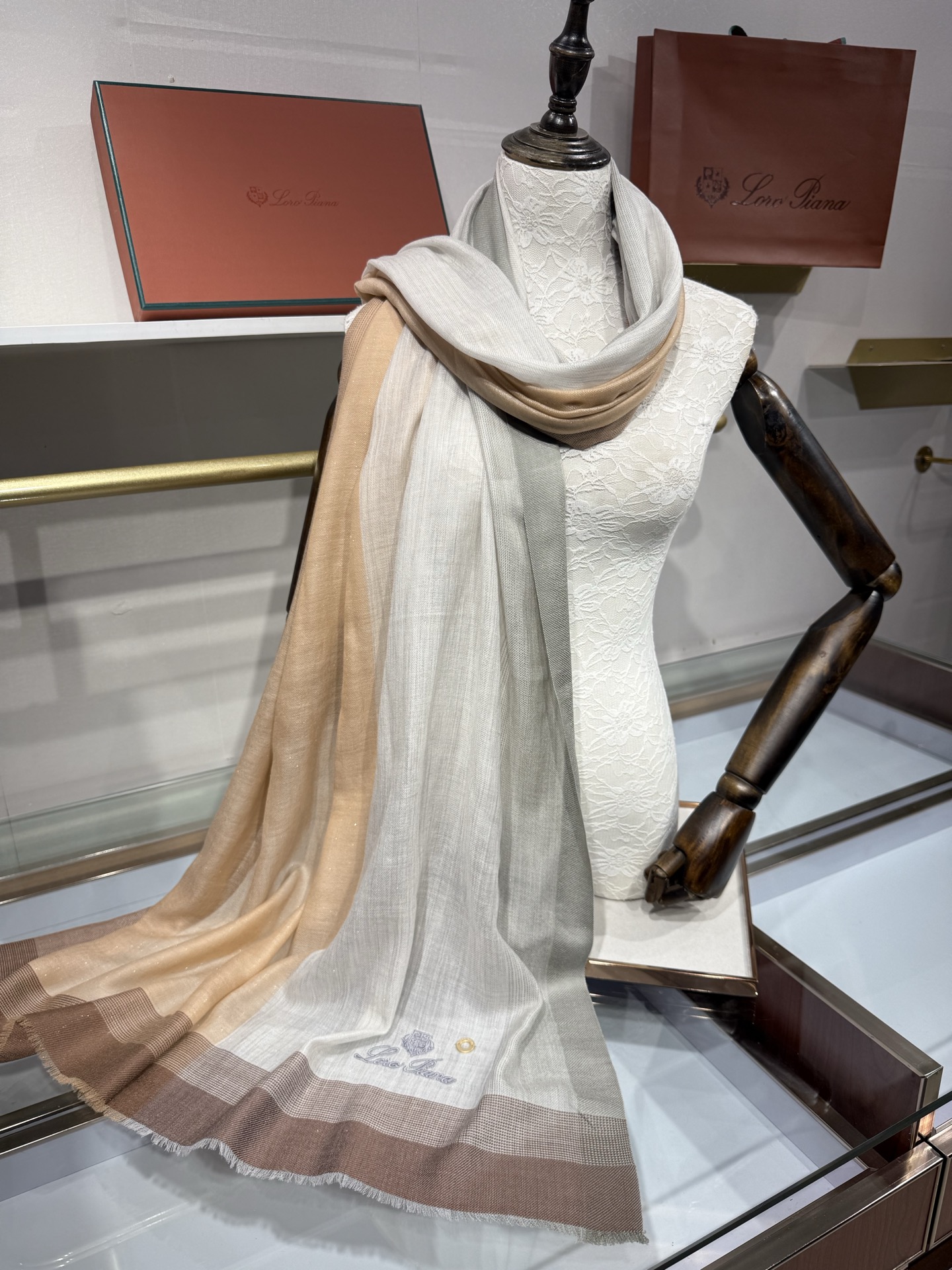 💟Loro Piana LP最新独家供应十年二十年都不过时！也只有LP羊绒围巾能把这么看似简单外观的围巾