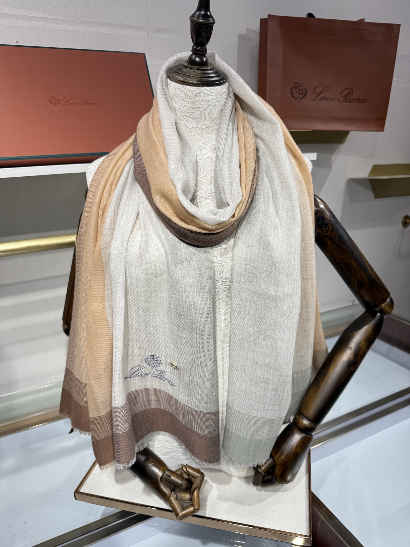 💟Loro Piana LP最新独家供应十年二十年都不过时！也只有LP羊绒围巾能把这么看似简单外观的围巾