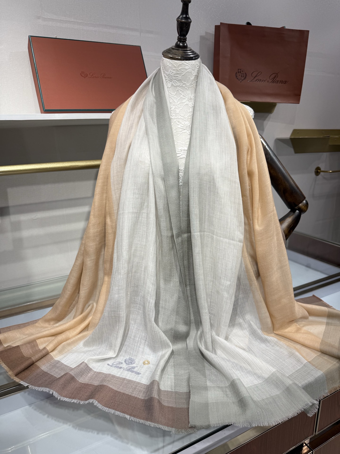💟Loro Piana LP最新独家供应十年二十年都不过时！也只有LP羊绒围巾能把这么看似简单外观的围巾