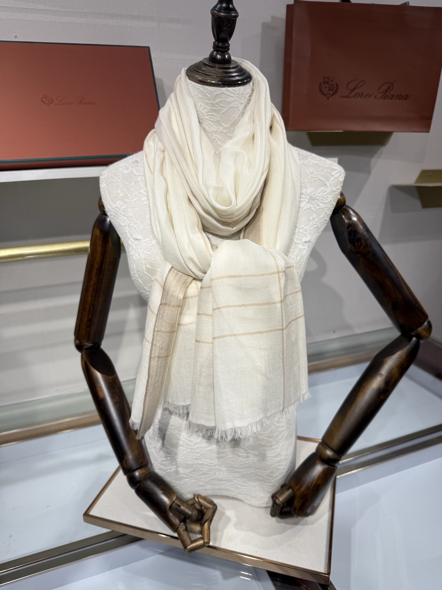 💟Loro Piana LP最新独家供应十年二十年都不过时！也只有LP羊绒围巾能把这么看似简单外观的围巾