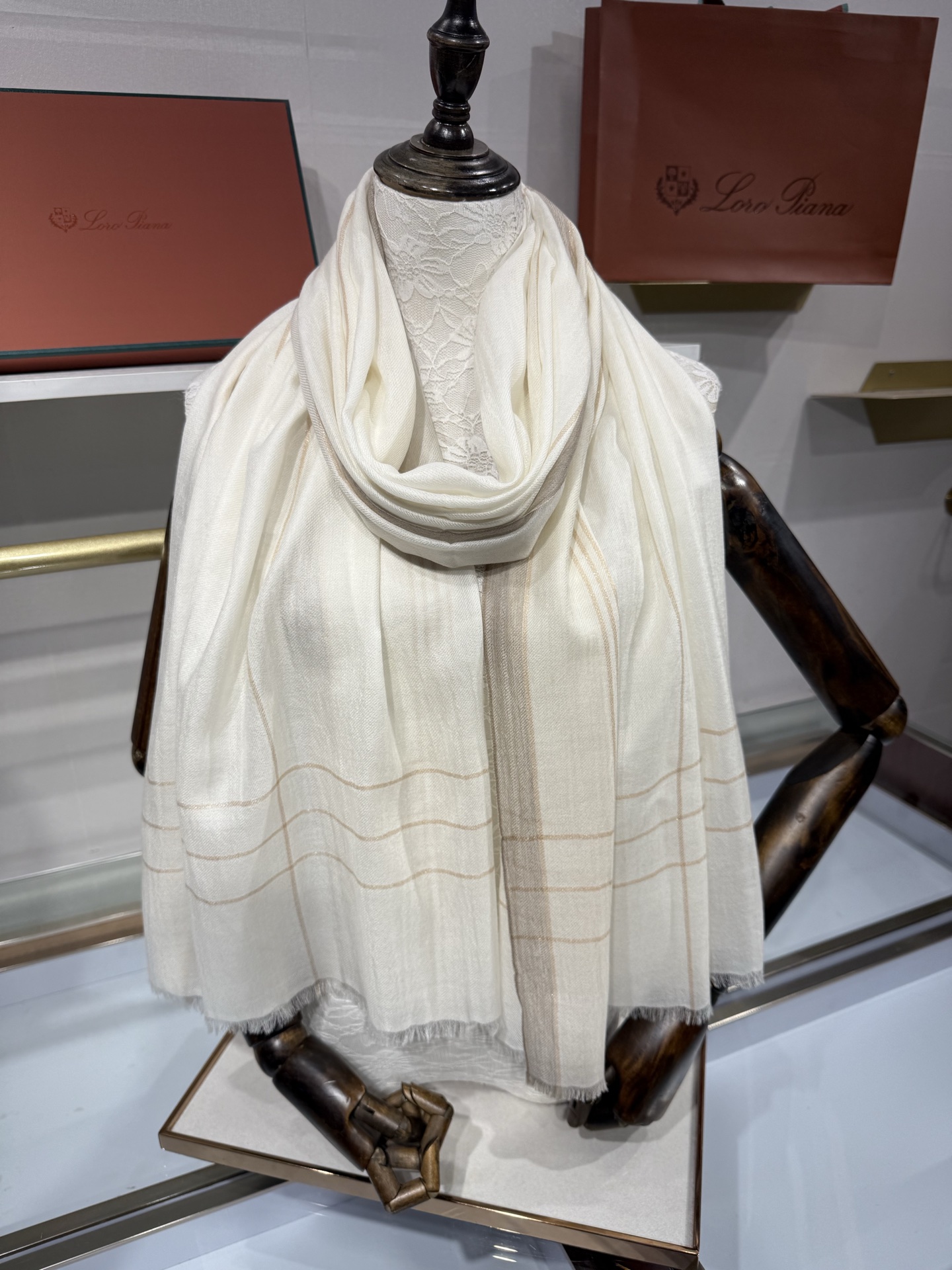 💟Loro Piana LP最新独家供应十年二十年都不过时！也只有LP羊绒围巾能把这么看似简单外观的围巾