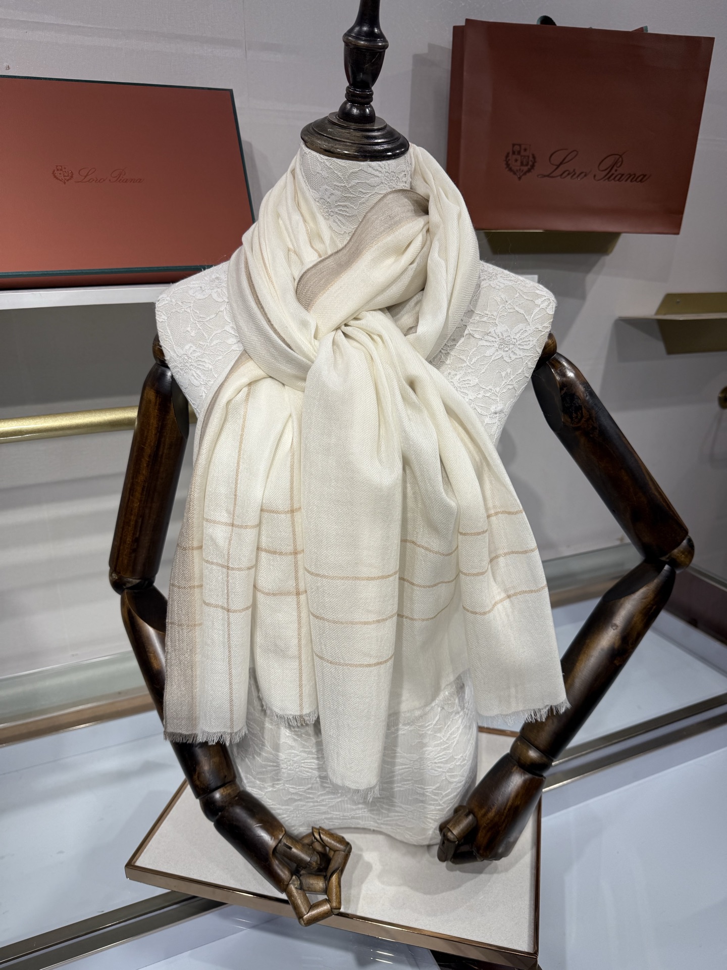 💟Loro Piana LP最新独家供应十年二十年都不过时！也只有LP羊绒围巾能把这么看似简单外观的围巾