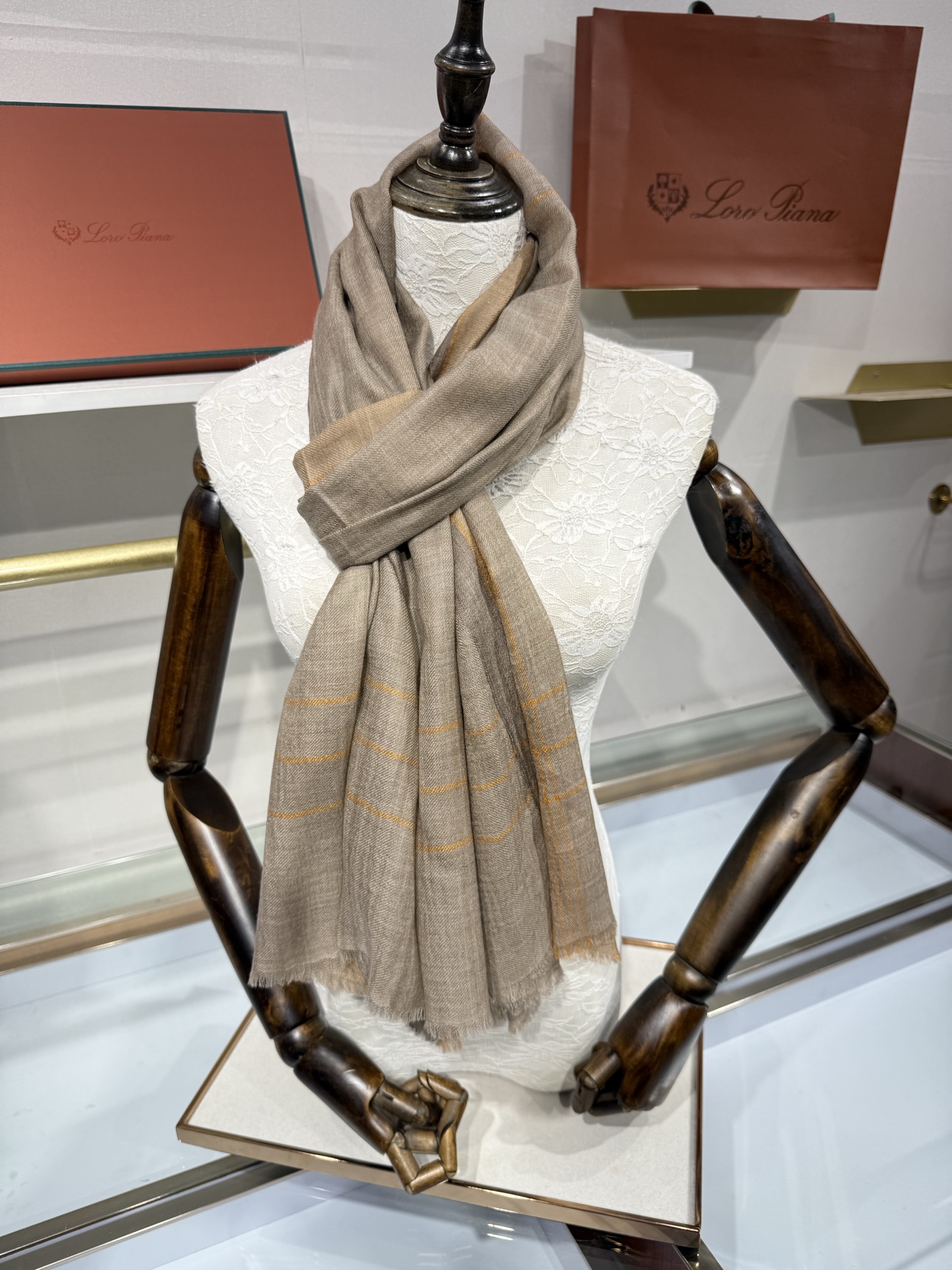 💟Loro Piana LP最新独家供应十年二十年都不过时！也只有LP羊绒围巾能把这么看似简单外观的围巾