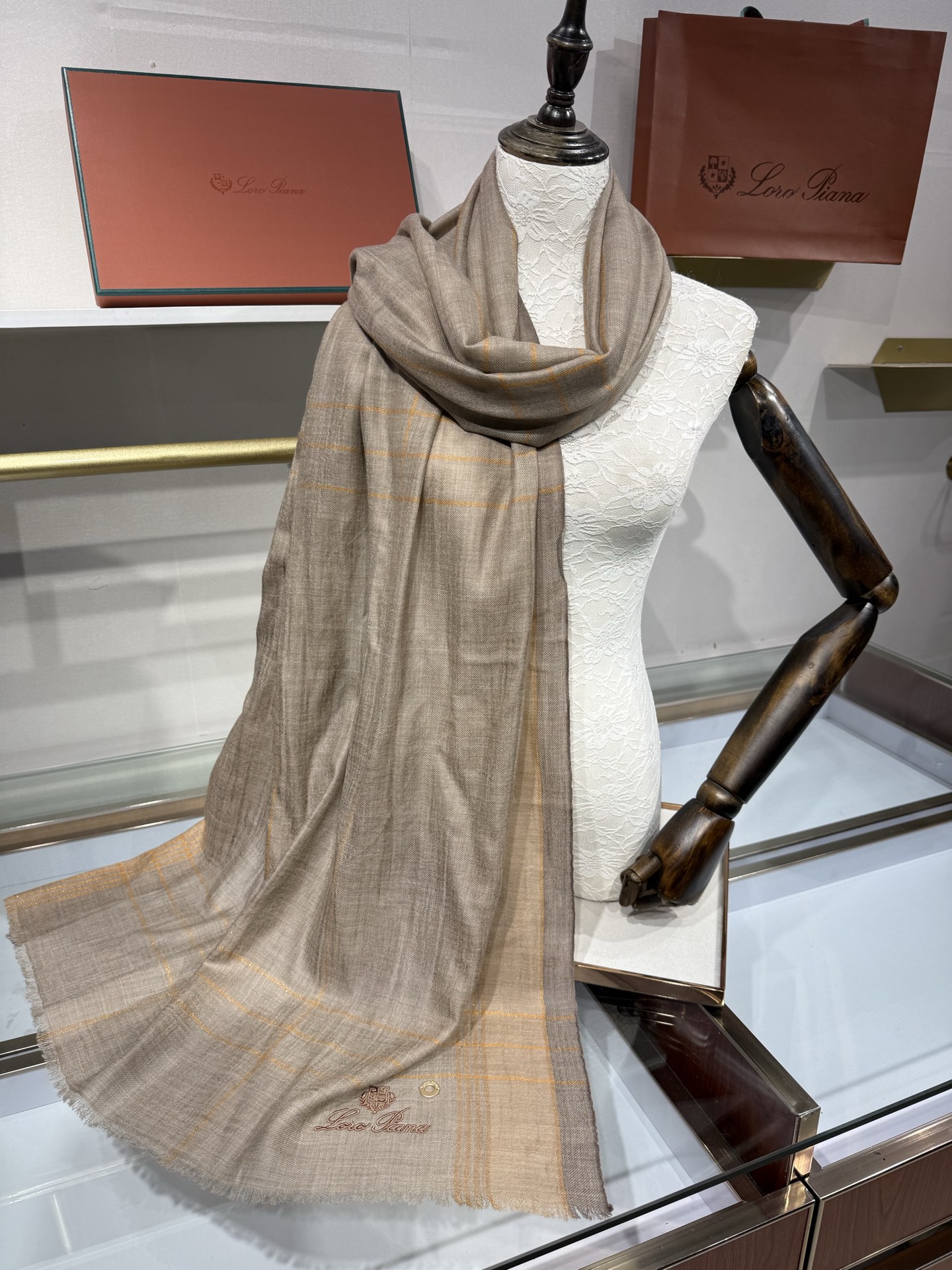💟Loro Piana LP最新独家供应十年二十年都不过时！也只有LP羊绒围巾能把这么看似简单外观的围巾