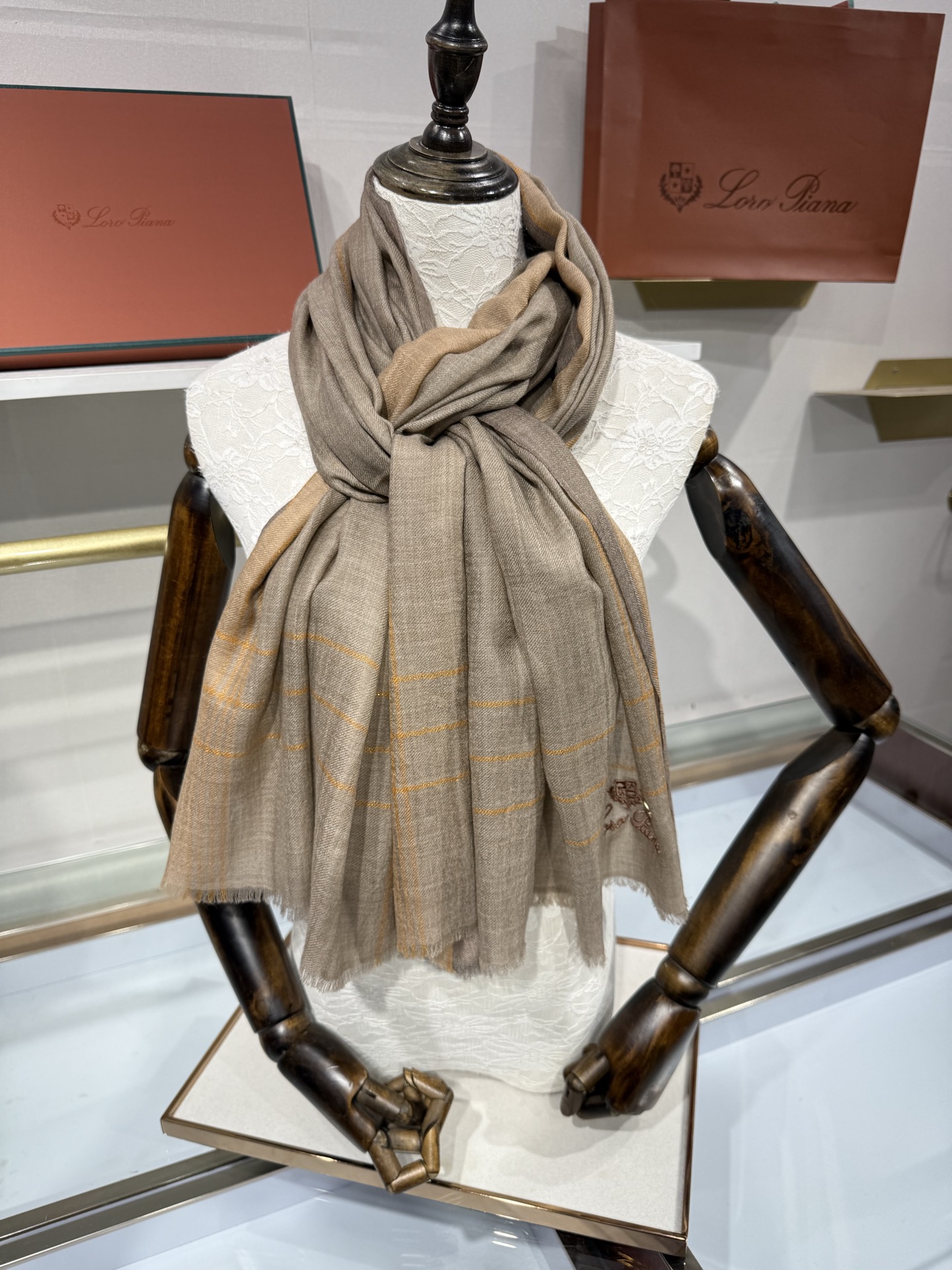 💟Loro Piana LP最新独家供应十年二十年都不过时！也只有LP羊绒围巾能把这么看似简单外观的围巾