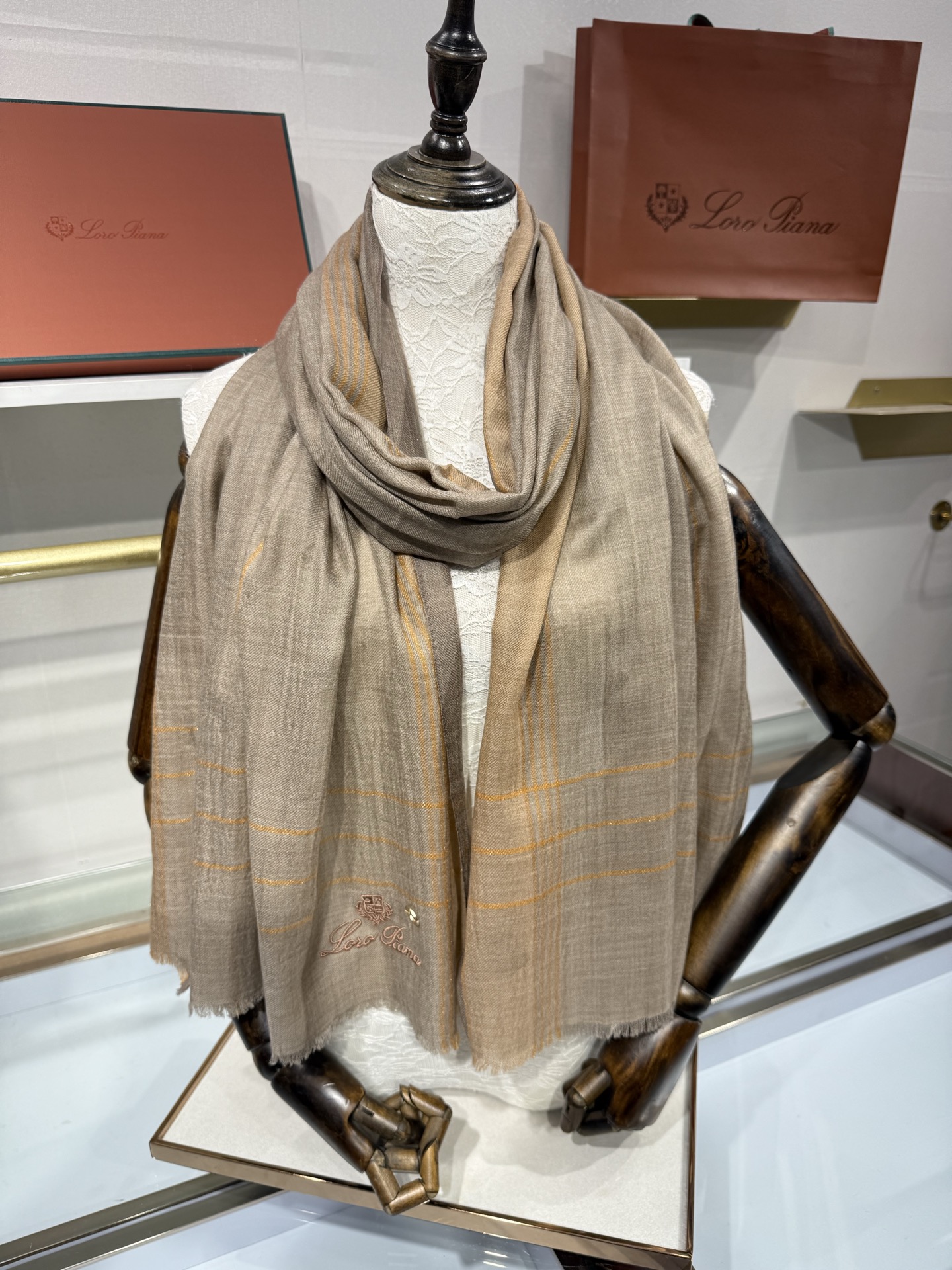 💟Loro Piana LP最新独家供应十年二十年都不过时！也只有LP羊绒围巾能把这么看似简单外观的围巾