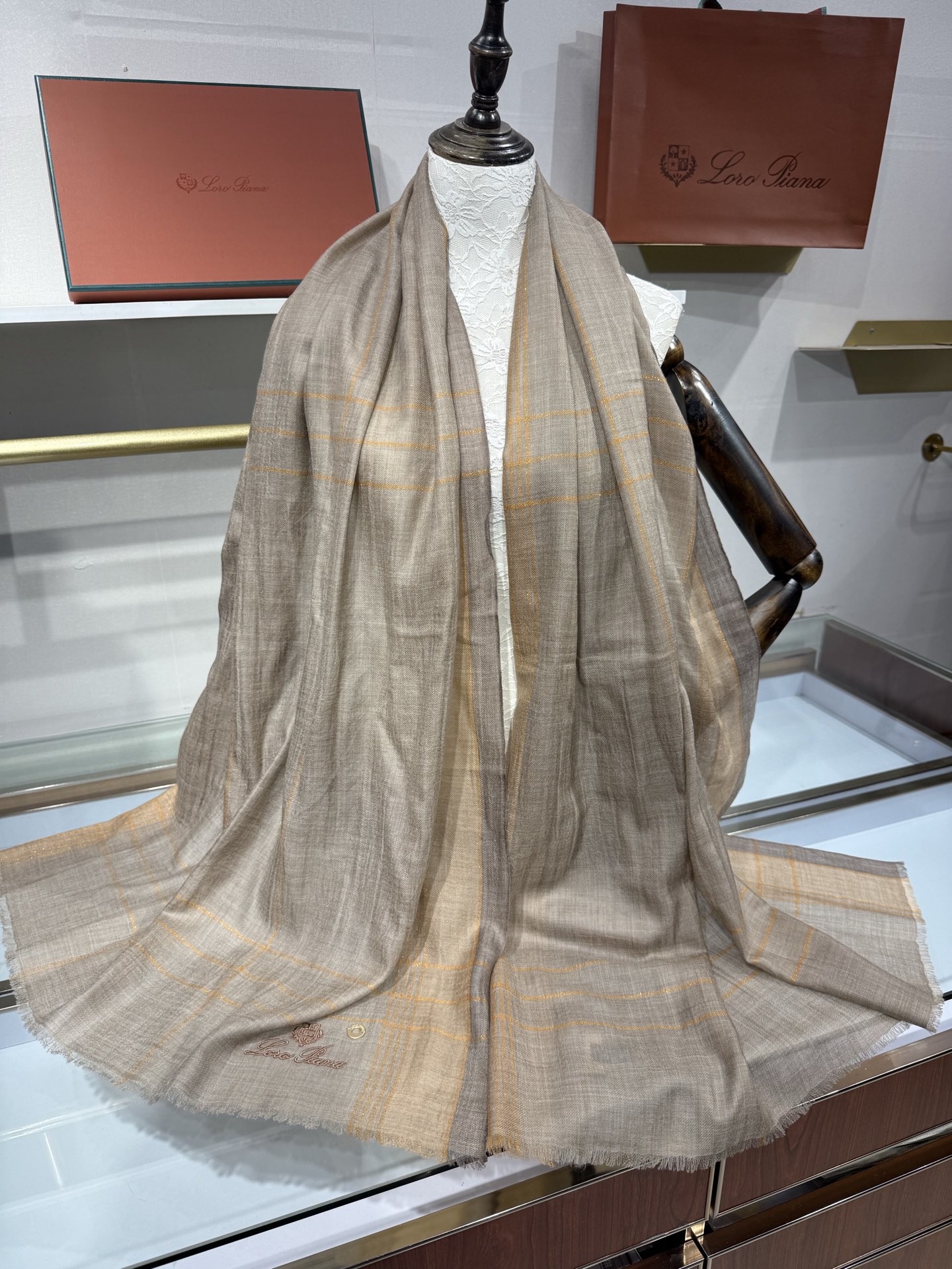 💟Loro Piana LP最新独家供应十年二十年都不过时！也只有LP羊绒围巾能把这么看似简单外观的围巾