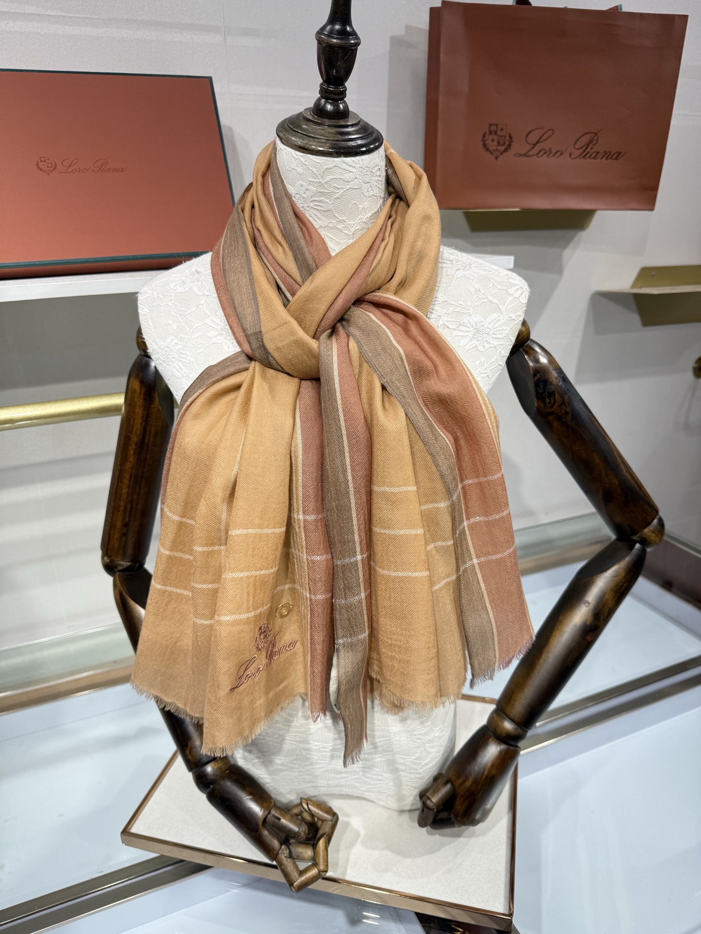 💟Loro Piana LP最新独家供应十年二十年都不过时！也只有LP羊绒围巾能把这么看似简单外观的围巾