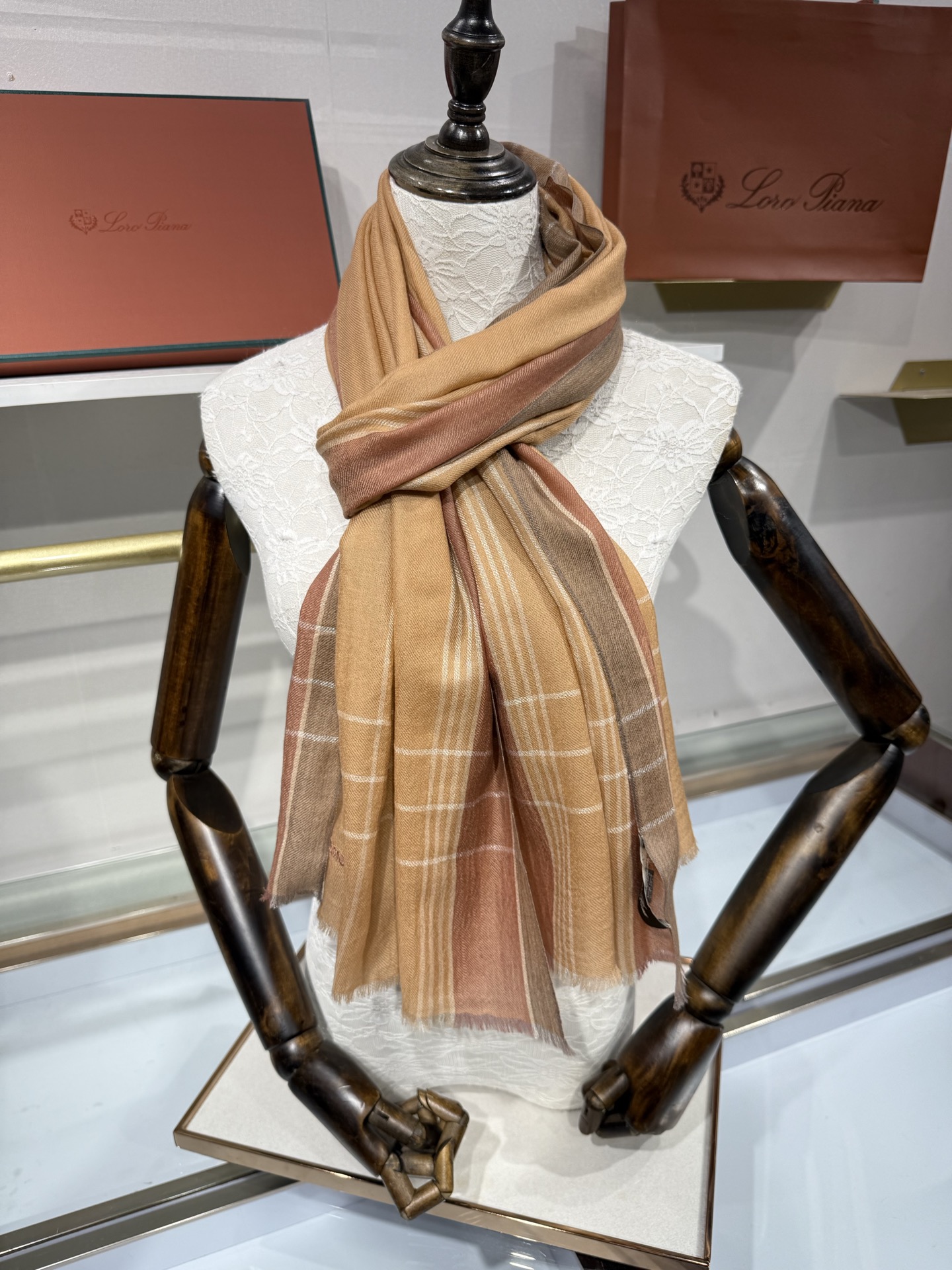 💟Loro Piana LP最新独家供应十年二十年都不过时！也只有LP羊绒围巾能把这么看似简单外观的围巾