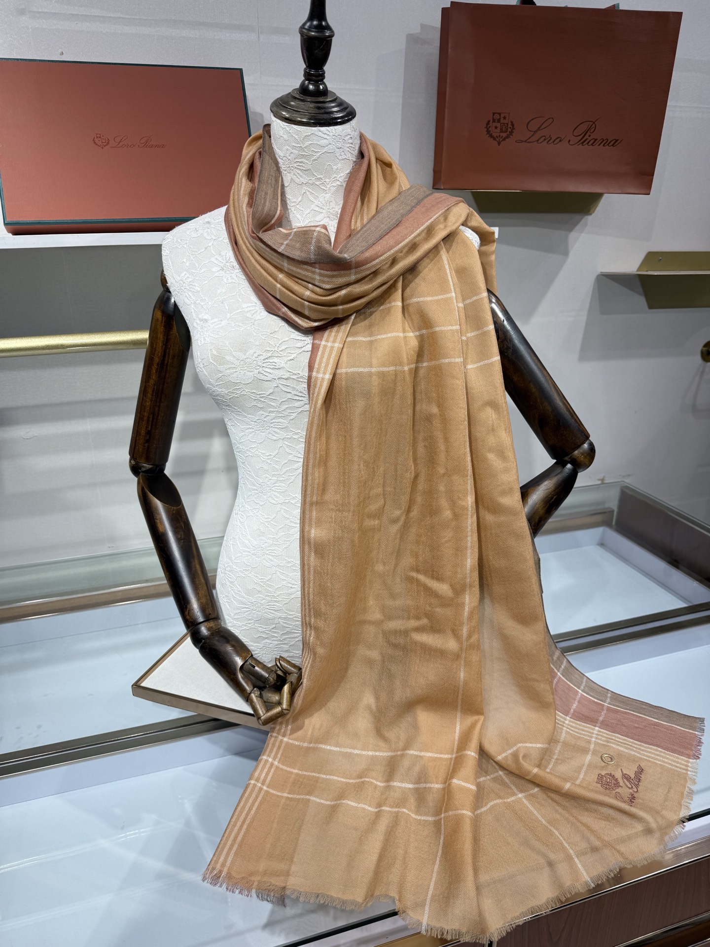 💟Loro Piana LP最新独家供应十年二十年都不过时！也只有LP羊绒围巾能把这么看似简单外观的围巾