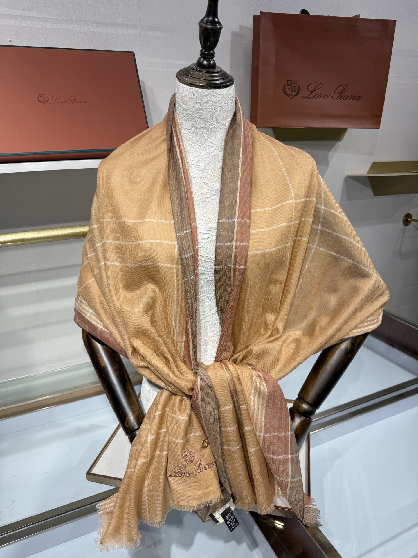 💟Loro Piana LP最新独家供应十年二十年都不过时！也只有LP羊绒围巾能把这么看似简单外观的围巾