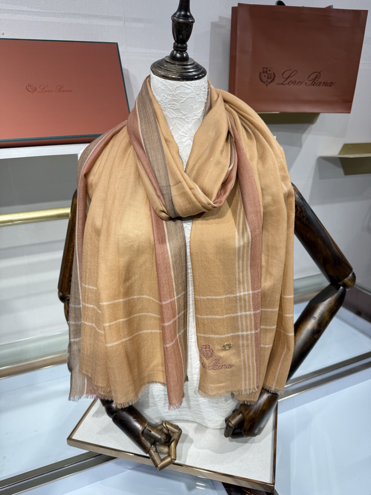 💟Loro Piana LP最新独家供应十年二十年都不过时！也只有LP羊绒围巾能把这么看似简单外观的围巾