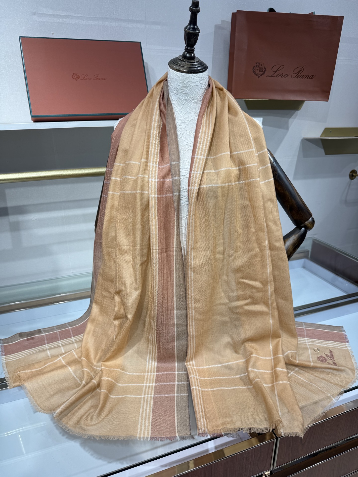 💟Loro Piana LP最新独家供应十年二十年都不过时！也只有LP羊绒围巾能把这么看似简单外观的围巾