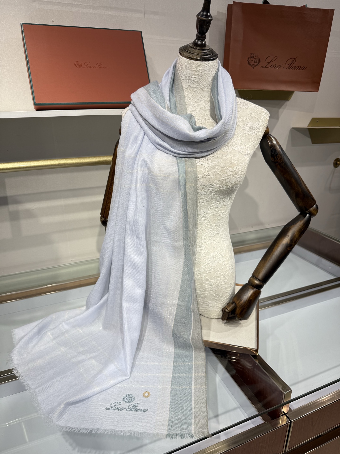 💟Loro Piana LP最新独家供应十年二十年都不过时！也只有LP羊绒围巾能把这么看似简单外观的围巾