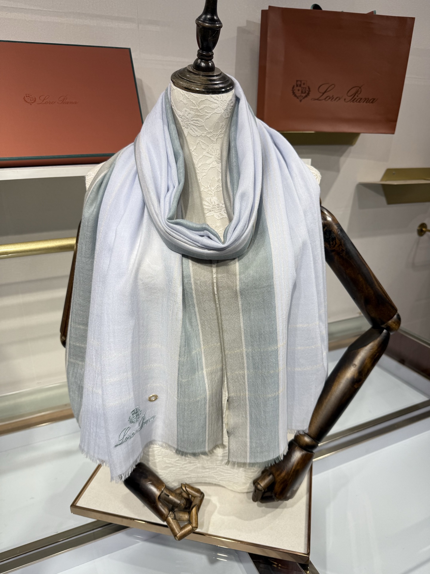 💟Loro Piana LP最新独家供应十年二十年都不过时！也只有LP羊绒围巾能把这么看似简单外观的围巾
