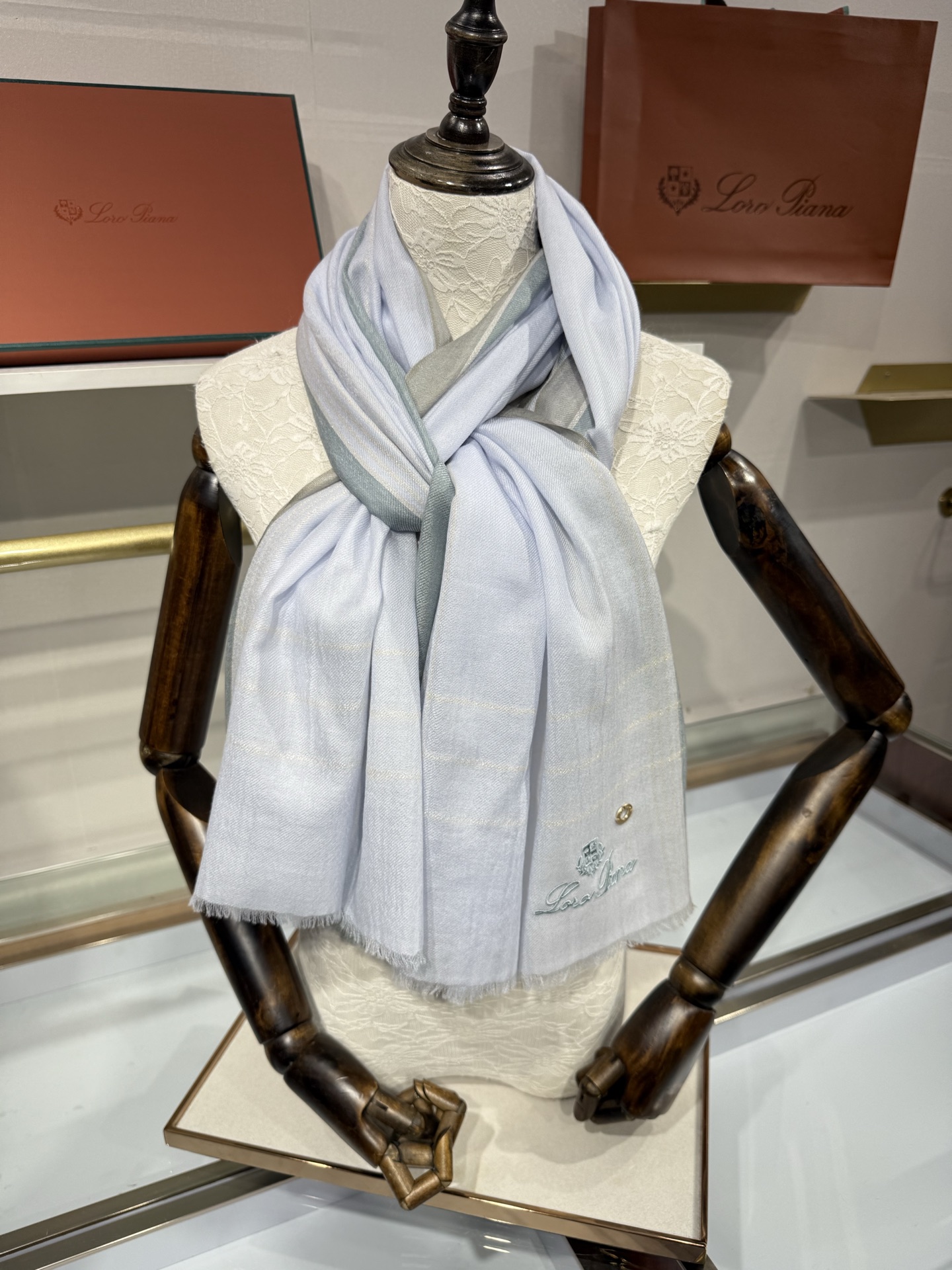 💟Loro Piana LP最新独家供应十年二十年都不过时！也只有LP羊绒围巾能把这么看似简单外观的围巾
