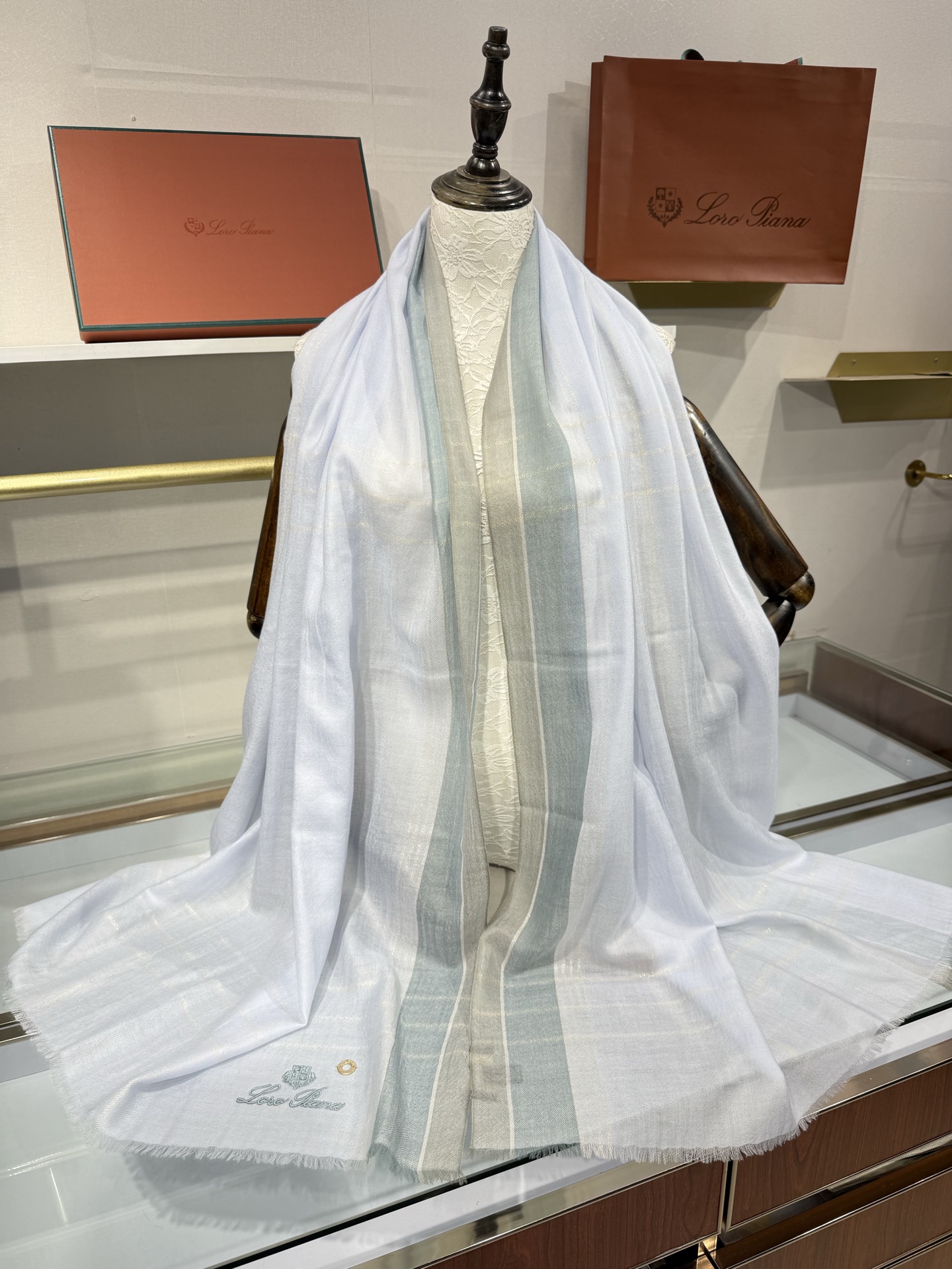 💟Loro Piana LP最新独家供应十年二十年都不过时！也只有LP羊绒围巾能把这么看似简单外观的围巾