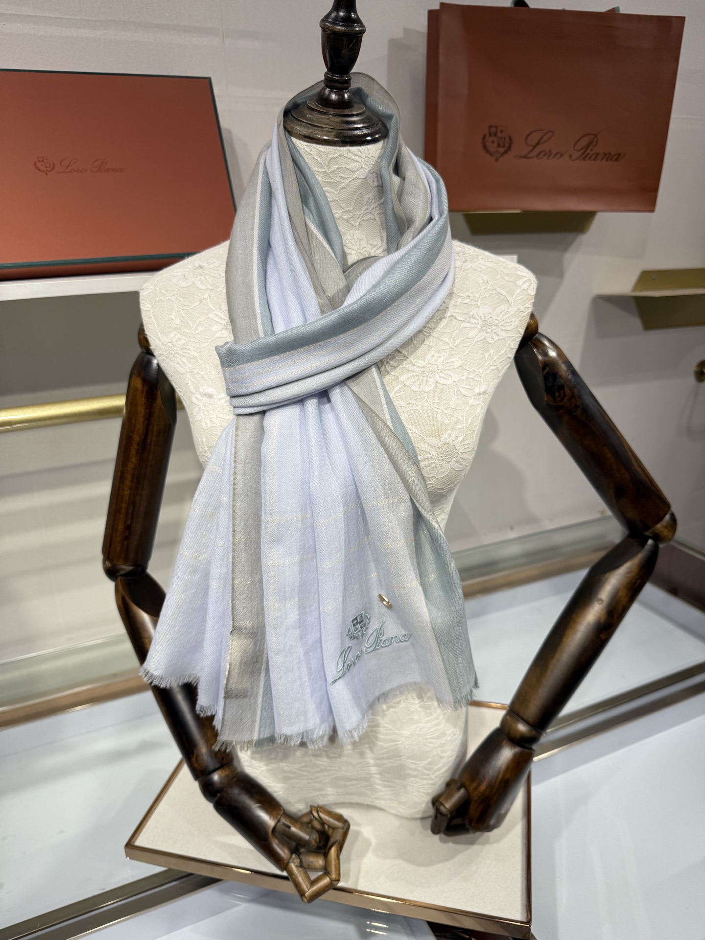💟Loro Piana LP最新独家供应十年二十年都不过时！也只有LP羊绒围巾能把这么看似简单外观的围巾