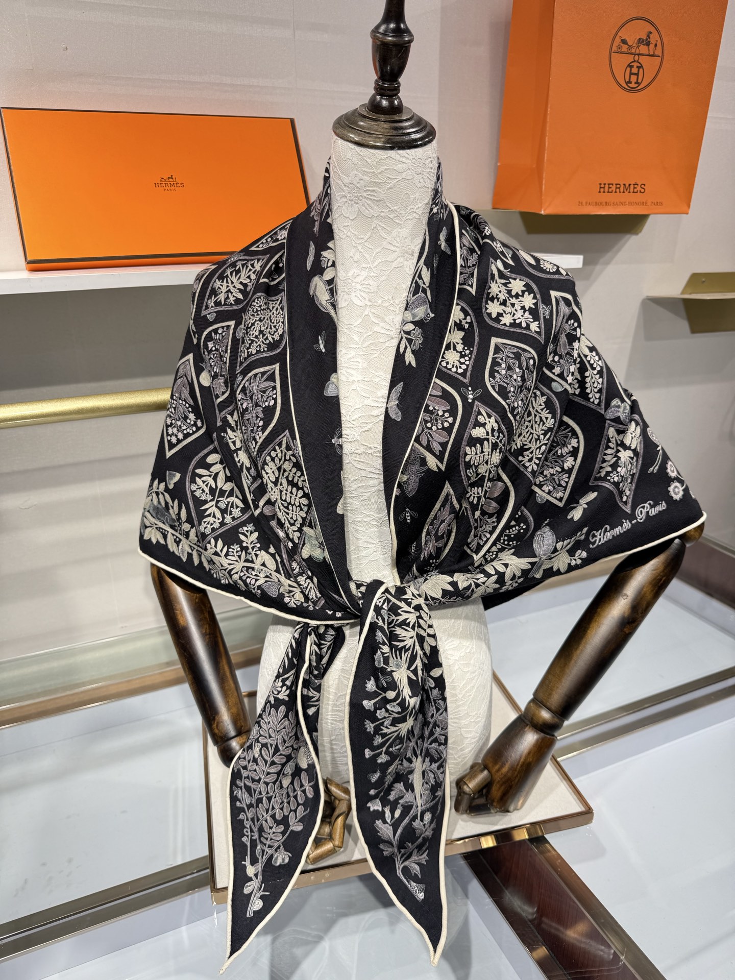 💟HERMES/2026❤️New三角形尺寸，非常好搭配衣服，手工卷边,70%羊绒+30%真丝材质混纺面