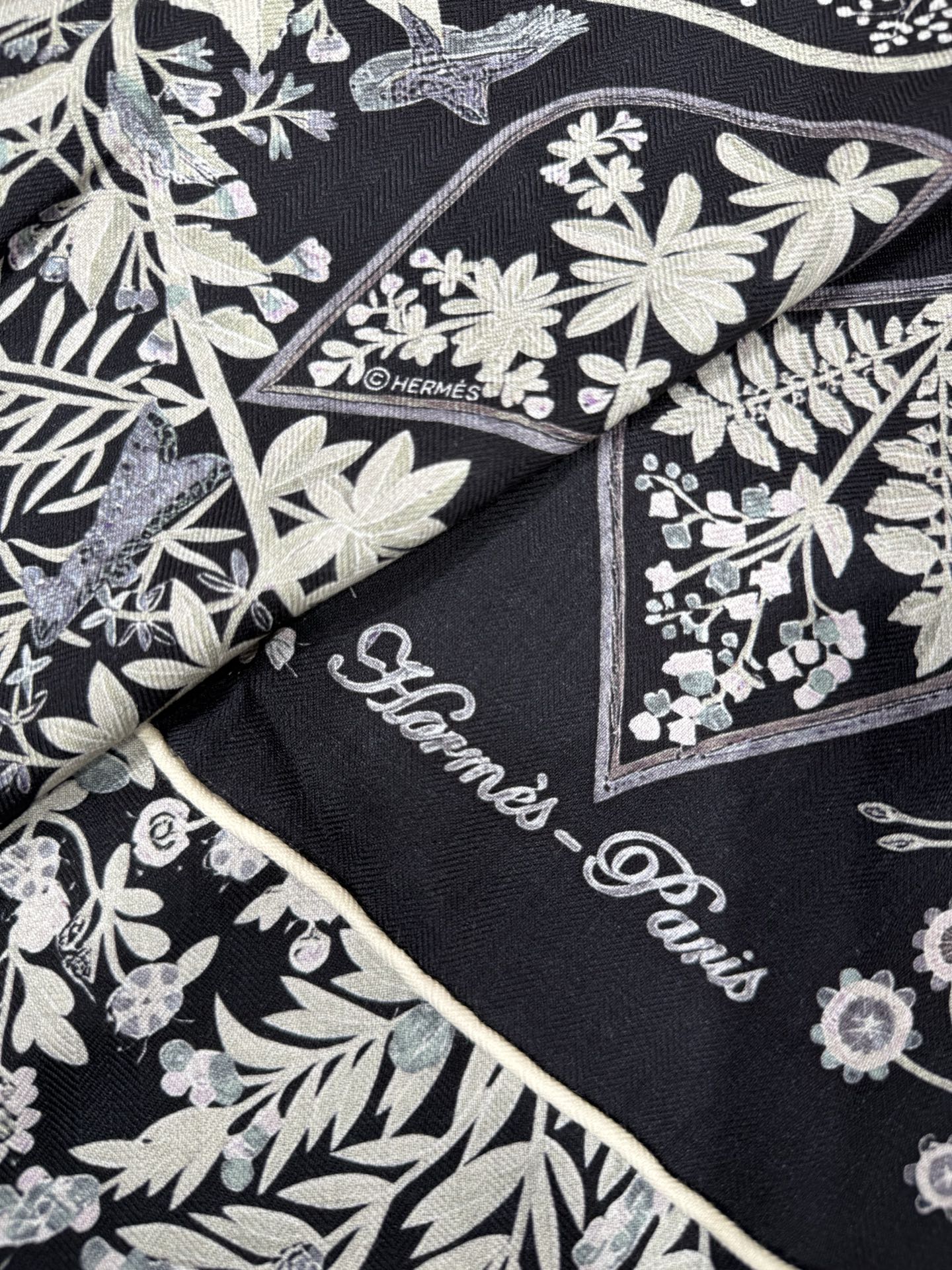💟HERMES/2026❤️New三角形尺寸，非常好搭配衣服，手工卷边,70%羊绒+30%真丝材质混纺面