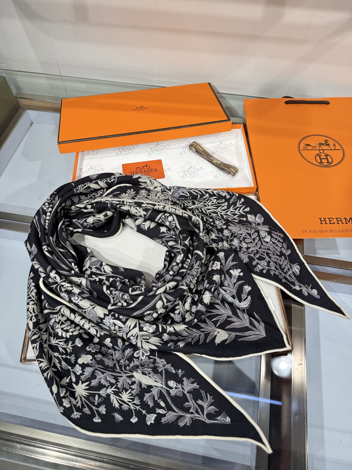 💟HERMES/2026❤️New三角形尺寸，非常好搭配衣服，手工卷边,70%羊绒+30%真丝材质混纺面