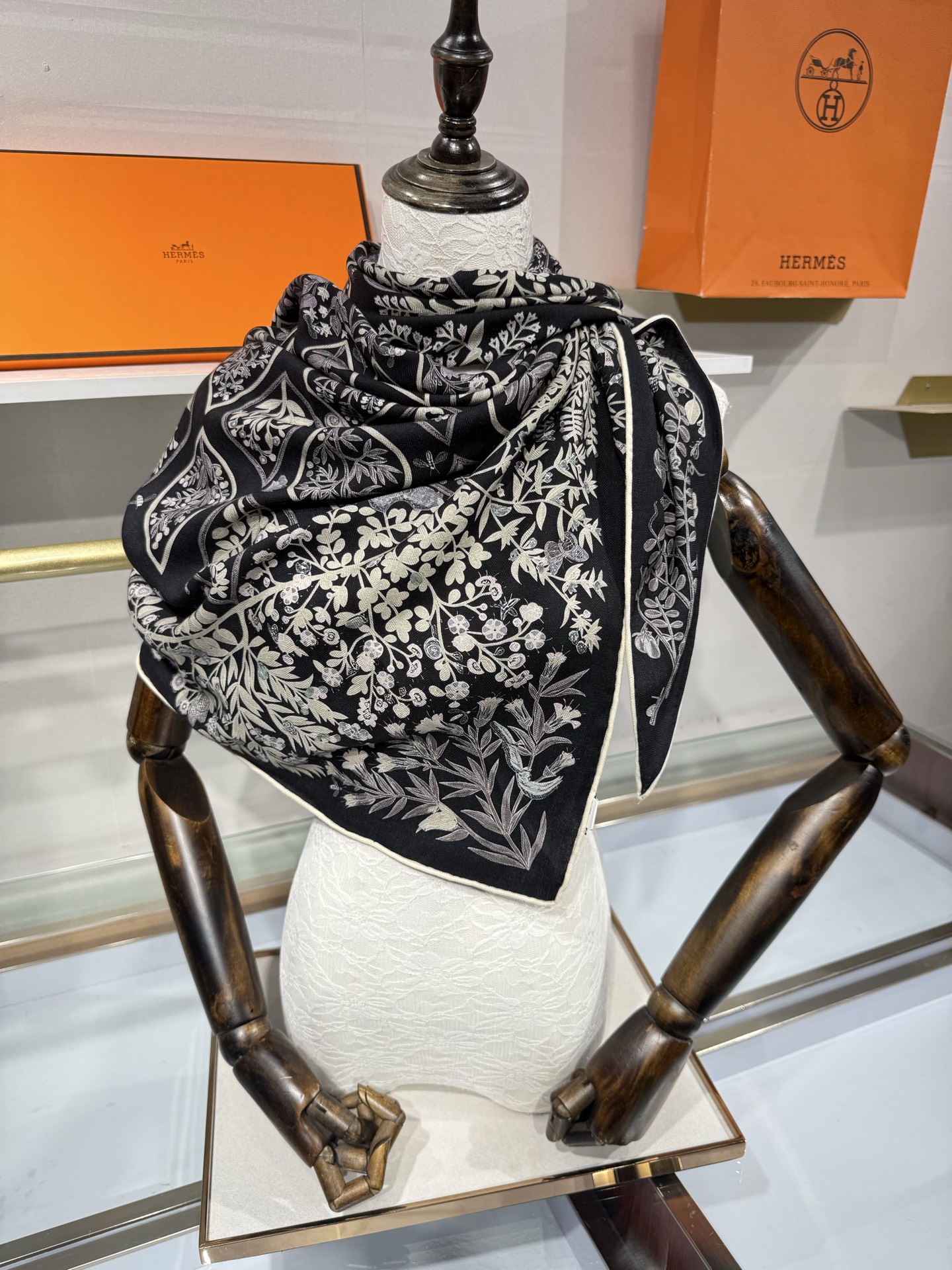 💟HERMES/2026❤️New三角形尺寸，非常好搭配衣服，手工卷边,70%羊绒+30%真丝材质混纺面