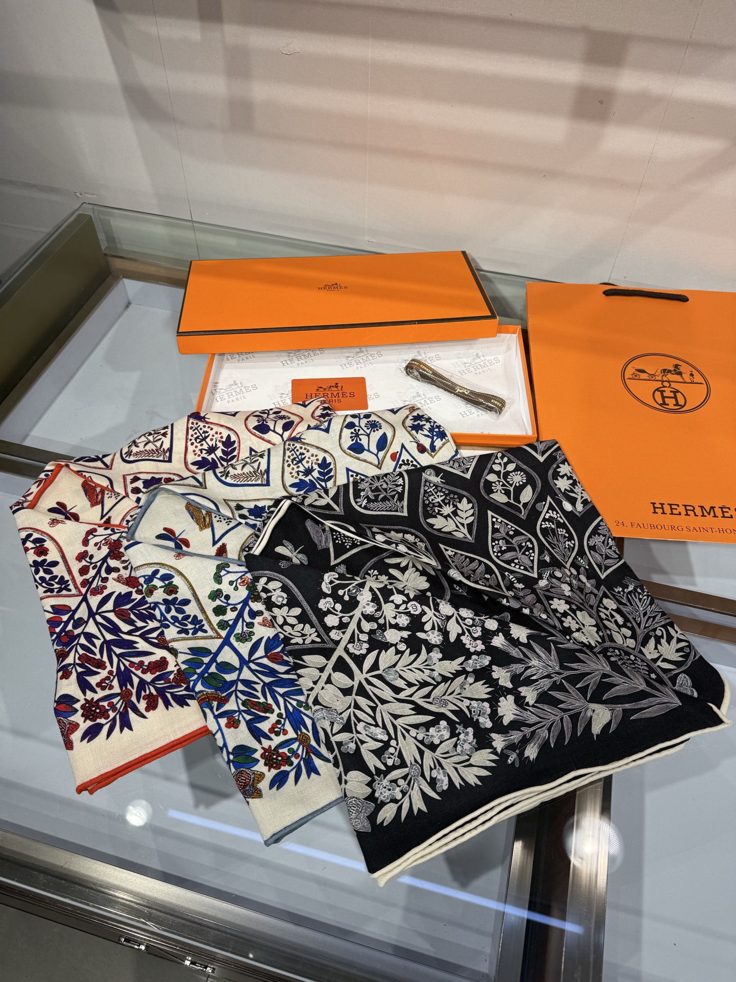 💟HERMES/2026❤️New三角形尺寸，非常好搭配衣服，手工卷边,70%羊绒+30%真丝材质混纺面