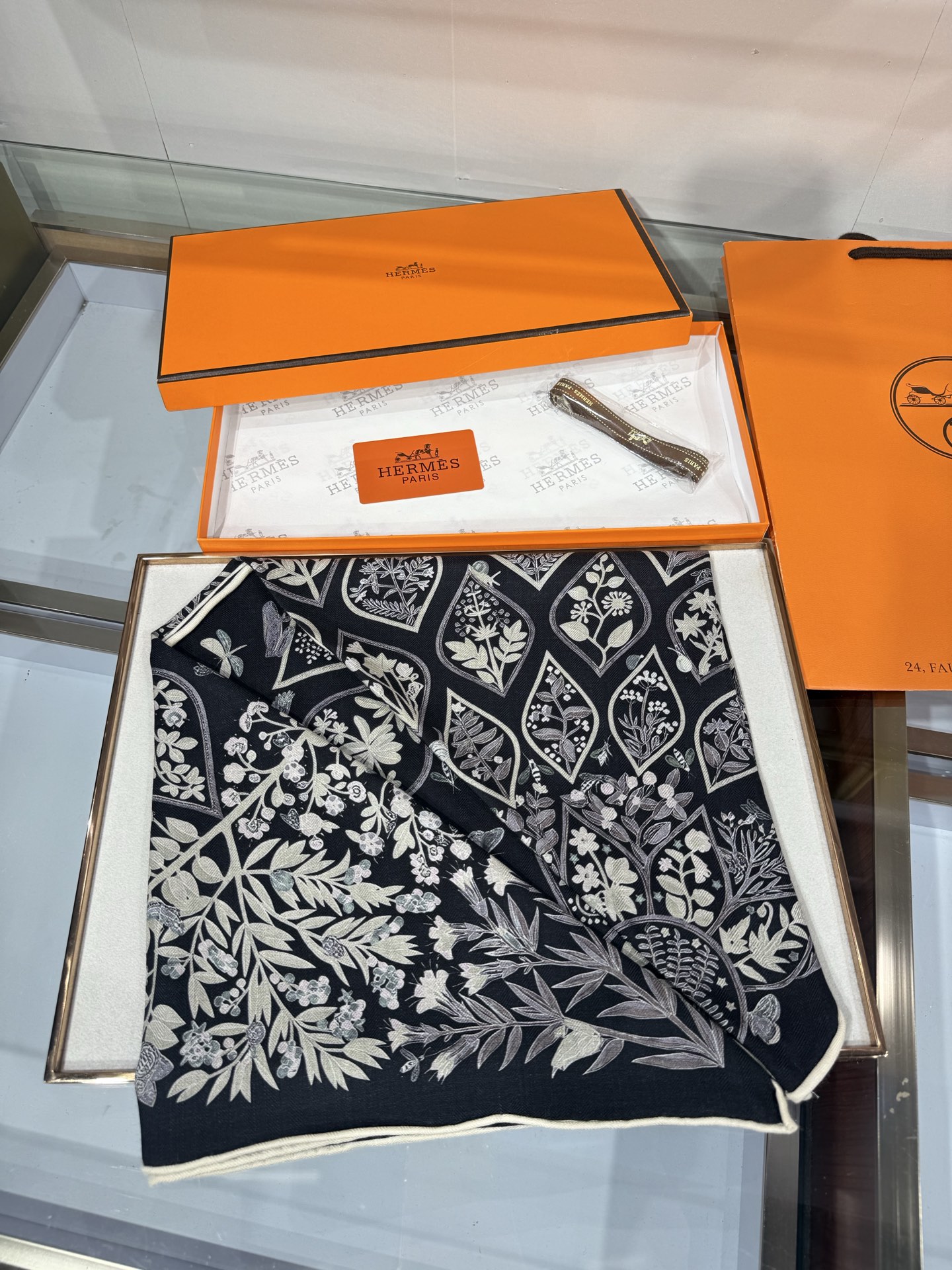 💟HERMES/2026❤️New三角形尺寸，非常好搭配衣服，手工卷边,70%羊绒+30%真丝材质混纺面