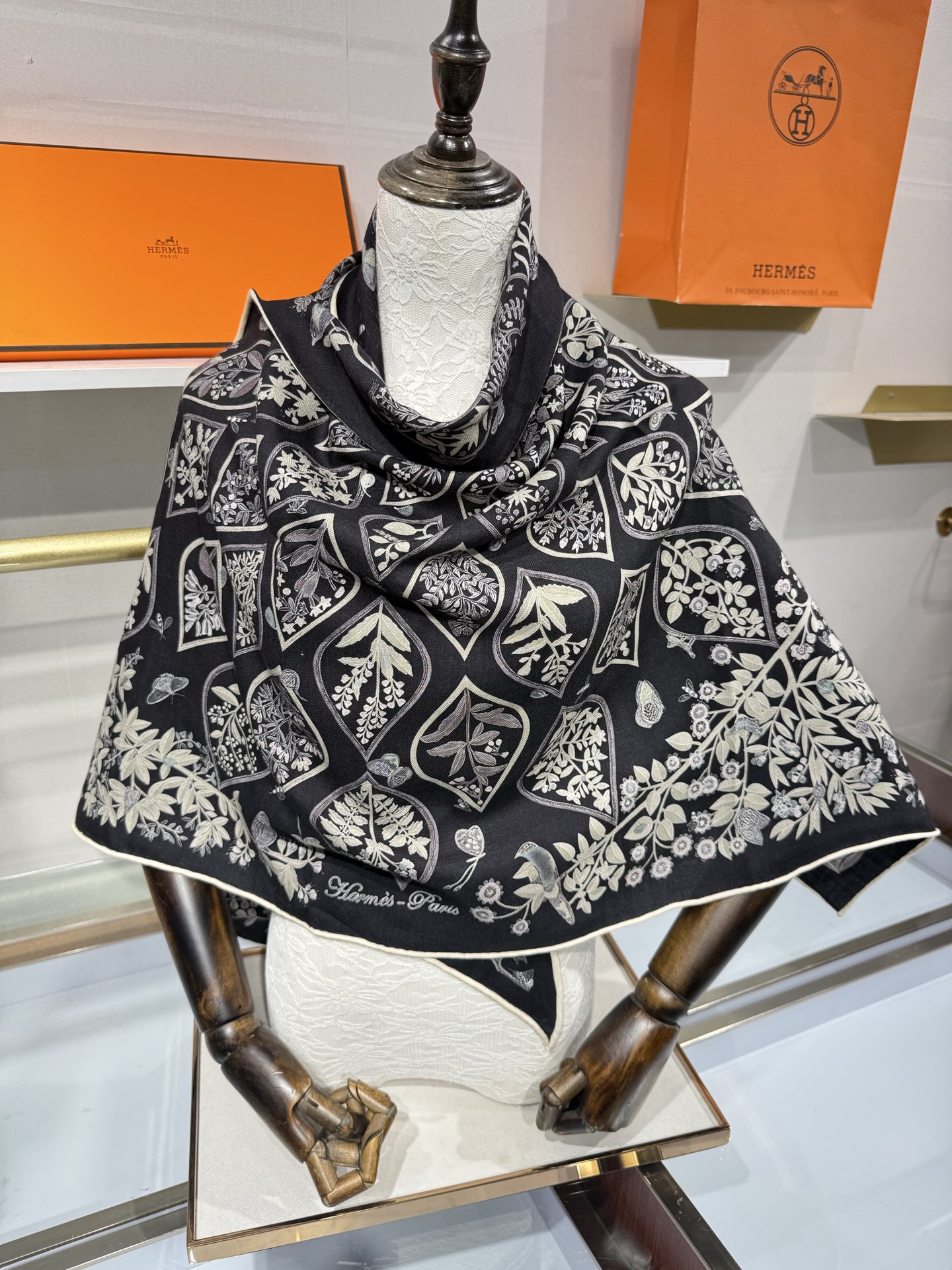 💟HERMES/2026❤️New三角形尺寸，非常好搭配衣服，手工卷边,70%羊绒+30%真丝材质混纺面