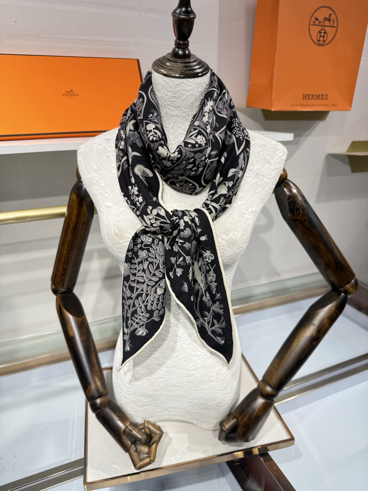 💟HERMES/2026❤️New三角形尺寸，非常好搭配衣服，手工卷边,70%羊绒+30%真丝材质混纺面