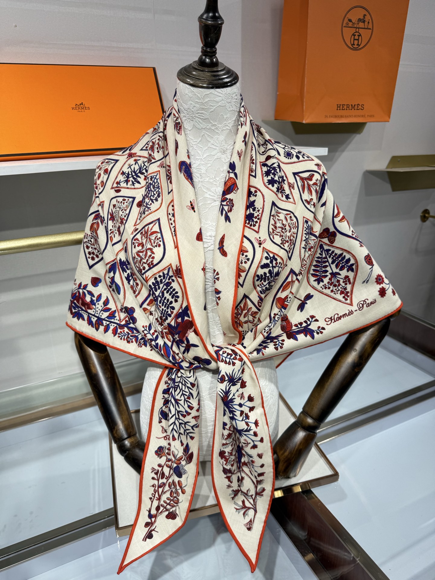 💟HERMES/2026❤️New三角形尺寸，非常好搭配衣服，手工卷边,70%羊绒+30%真丝材质混纺面