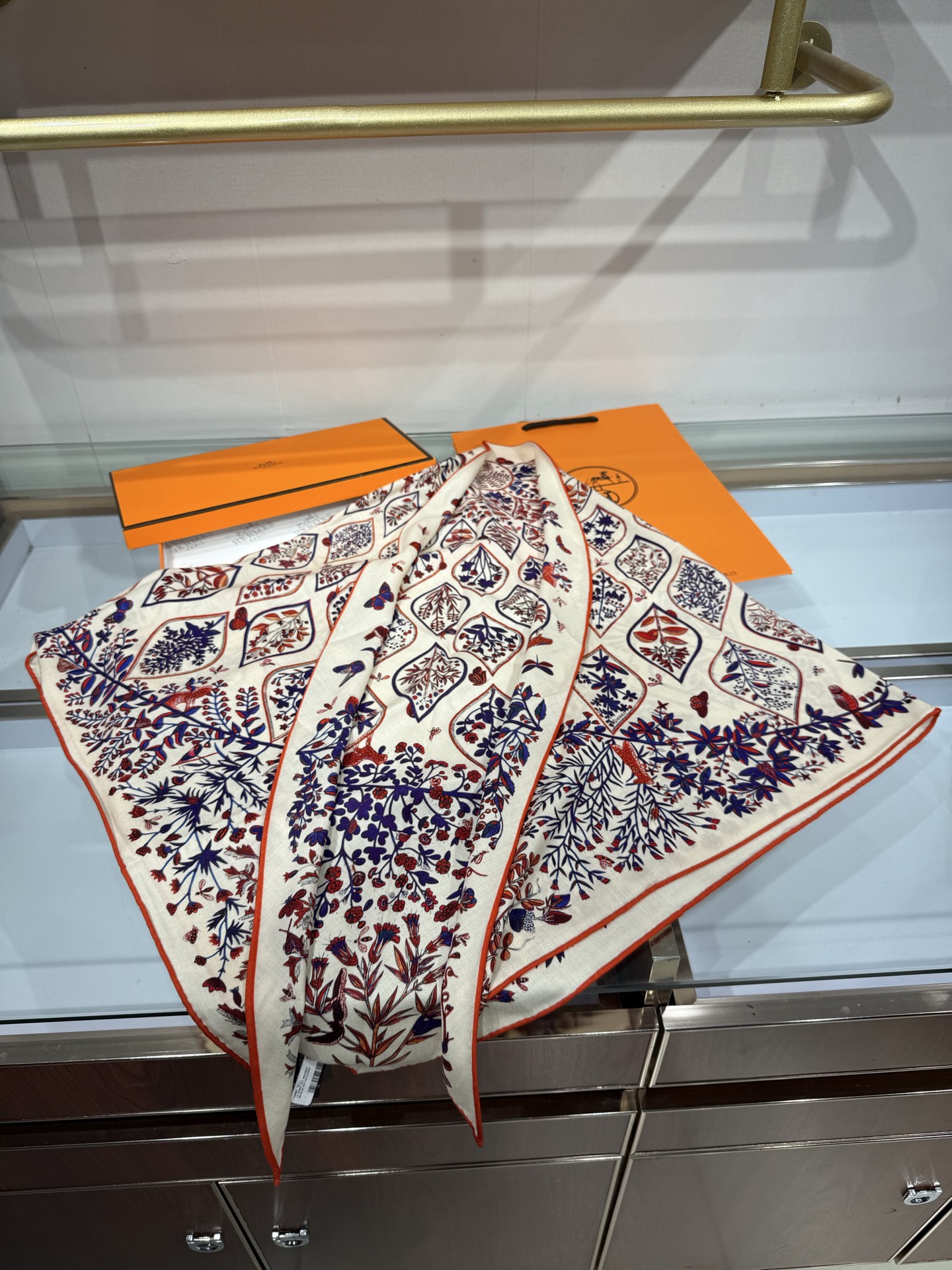 💟HERMES/2026❤️New三角形尺寸，非常好搭配衣服，手工卷边,70%羊绒+30%真丝材质混纺面