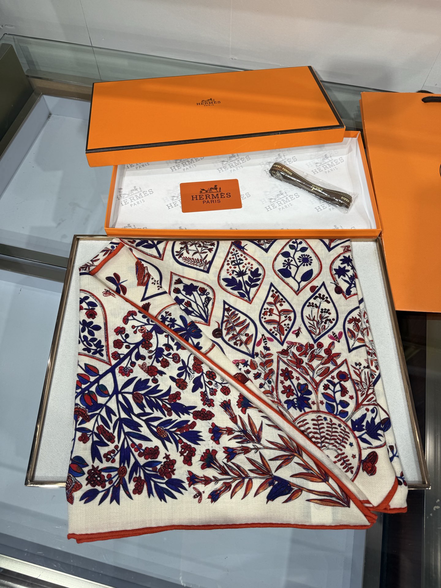 💟HERMES/2026❤️New三角形尺寸，非常好搭配衣服，手工卷边,70%羊绒+30%真丝材质混纺面