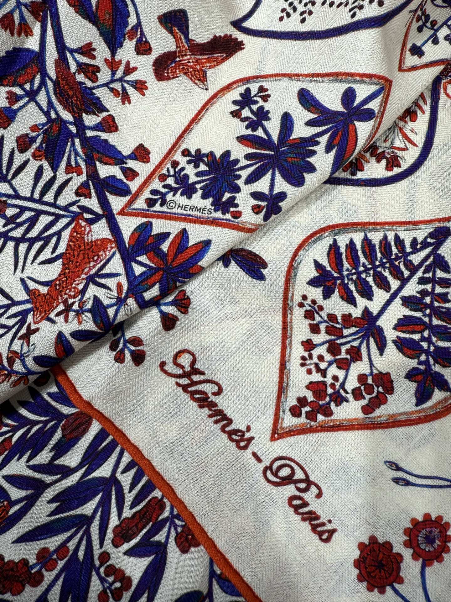 💟HERMES/2026❤️New三角形尺寸，非常好搭配衣服，手工卷边,70%羊绒+30%真丝材质混纺面