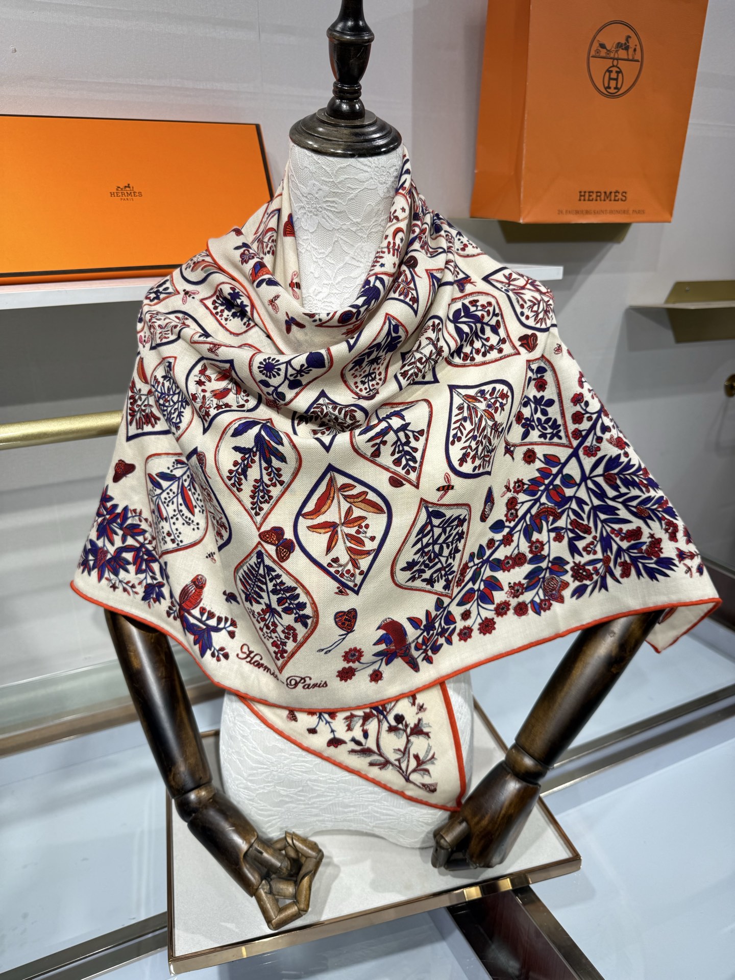 💟HERMES/2026❤️New三角形尺寸，非常好搭配衣服，手工卷边,70%羊绒+30%真丝材质混纺面
